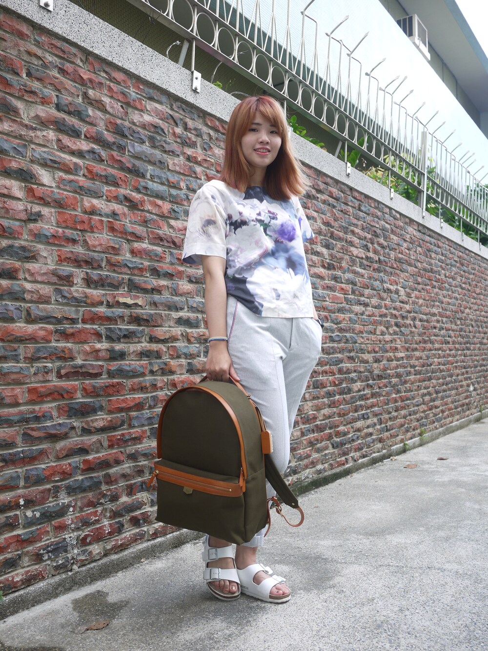 「girl、plain-me、Tainan、 Inheritance Map」｜「Inheritance Mapの反摺合身長褲（チノパンツ、グレー系）」を使った、plain-me_tnさん（レディース・164cm）の春コーディネートの1枚目の写真