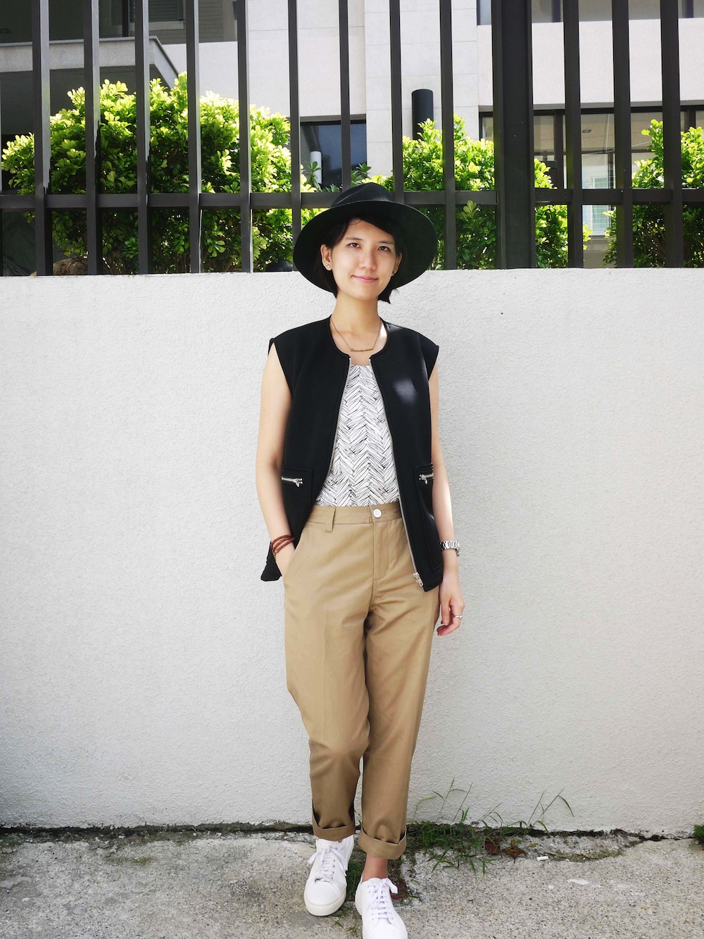 「plain-meの鬆身Tapered彈性卡其長褲（チノパンツ、ブラウン系）」を使った、plain-me_tnさん（レディース・168cm）の夏コーディネートの1枚目の写真