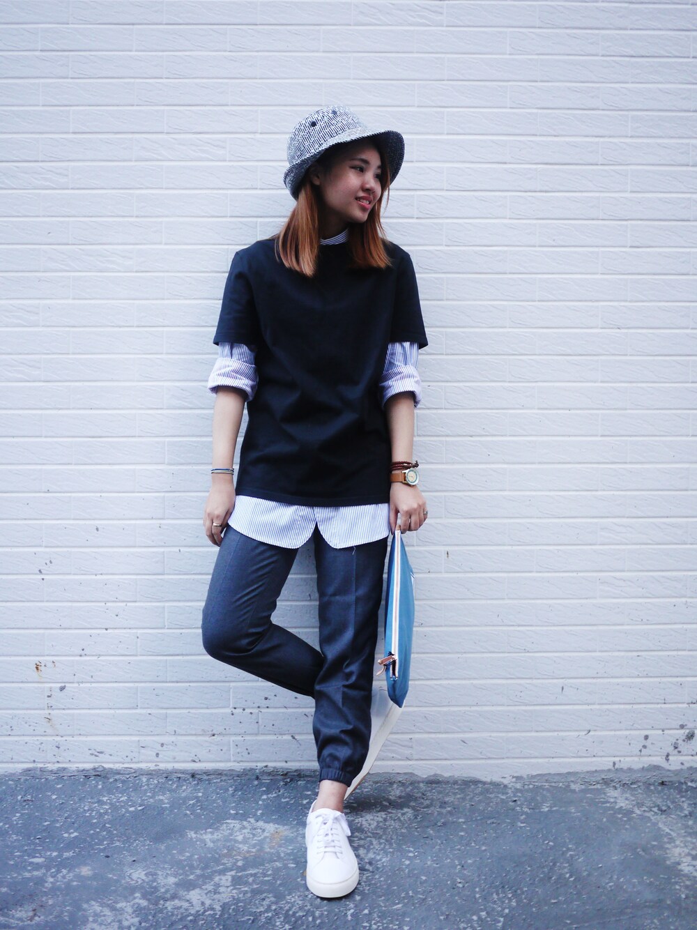 「plain-meの霜降灰縮口長褲（チノパンツ、グレー系）」を使った、plain-me_tnさん（レディース・165cm）の夏コーディネートの1枚目の写真