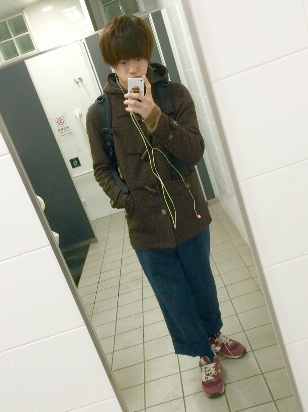 「New Balance、NEW ERA、ゆるコーデ、ゆるパンツ、セーター、デニムシャツ、GAP、スニーカー、ダッフルコート」｜「古着のイージーパンツ・デニム風（その他パンツ、ブルー系）」を使った、Ryujiさん（メンズ・170cm）の冬コーディネートの1枚目の写真