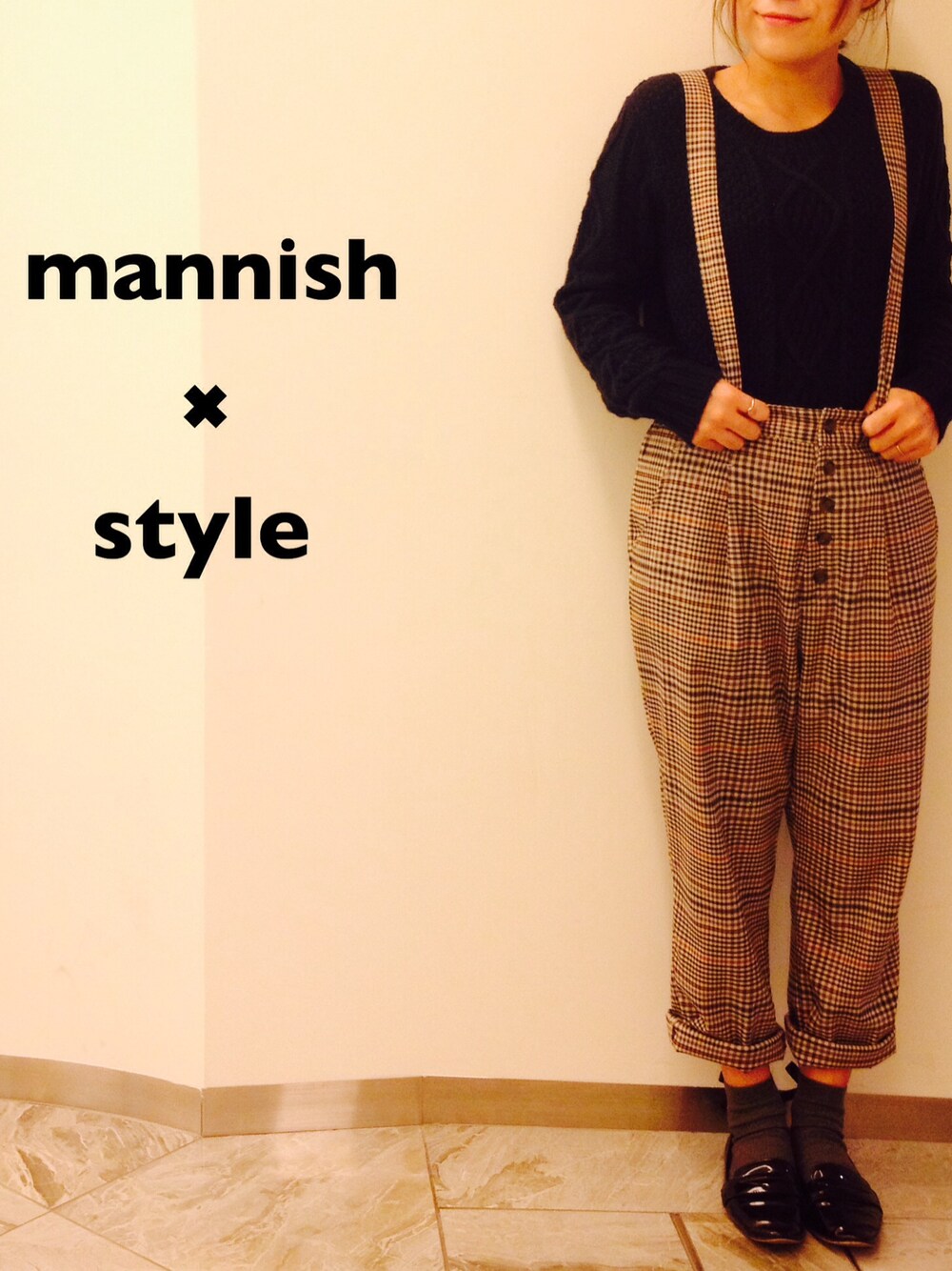 ゴールド系のアナログ腕時計、グレー系のソックス/靴下を着用したレディースの冬コーディネートの1枚目の写真