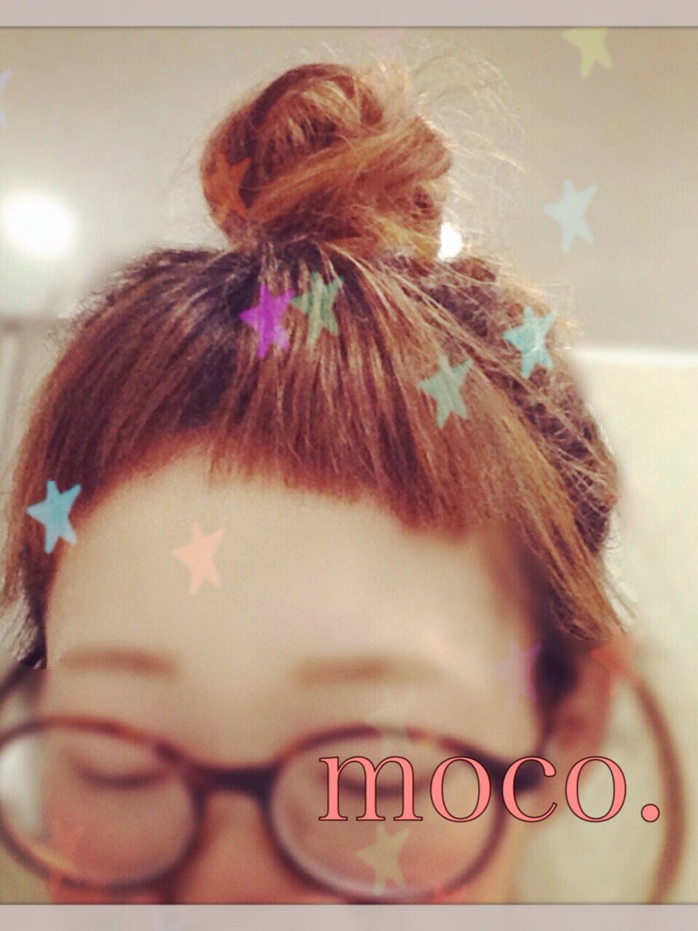 「パッツン前髪、おだんごヘアー、丸メガネ、頭痛」｜「無印良品のアイテム（ヘアゴム、ゴールド系）」を使った、もこ.さん（レディース・151cm）の秋コーディネートの1枚目の写真