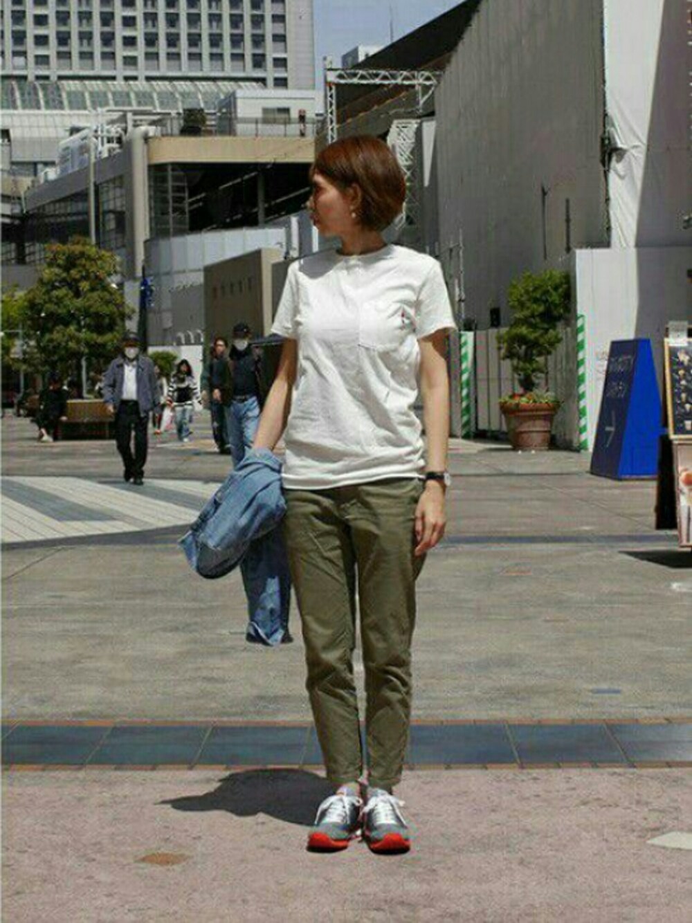 ホワイト系のTシャツ/カットソー、ブルー系のシャツ/ブラウス、グレー系のスニーカーを着用したレディースの春コーディネートの1枚目の写真