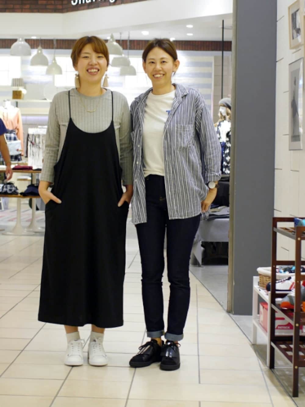 「大人カジュアル、キャミワンピ、重ね着、シンプルコーデ、白スニーカー、パトリック、Patrick、GU、デニム、ゆるシャツ」｜「GUのアイテム（デニムパンツ、ブルー系）」を使った、LB_HASEGAWAさん（レディース・159cm）の秋コーディネートの1枚目の写真