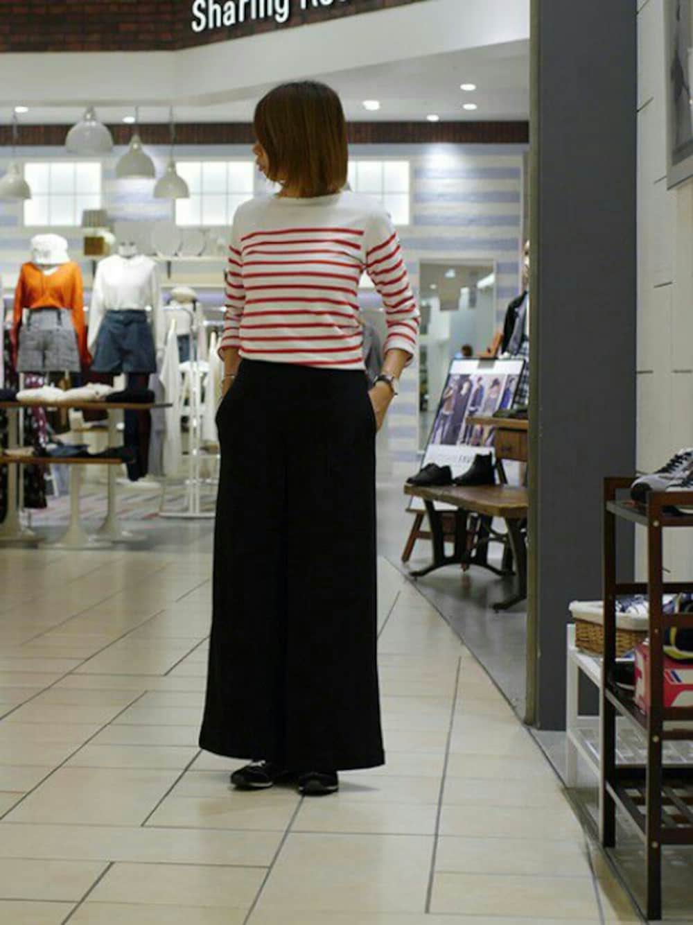 「スニーカー、ボーダー、ユニクロ、ワイドパンツ、オーシバル、ラクチンコーデ、黒スニーカー、Patrick、パトリック」｜「ORCIVALのアイテム（Tシャツ/カットソー、ホワイト系）」を使った、LB_HASEGAWAさん（レディース・159cm）の秋コーディネートの1枚目の写真