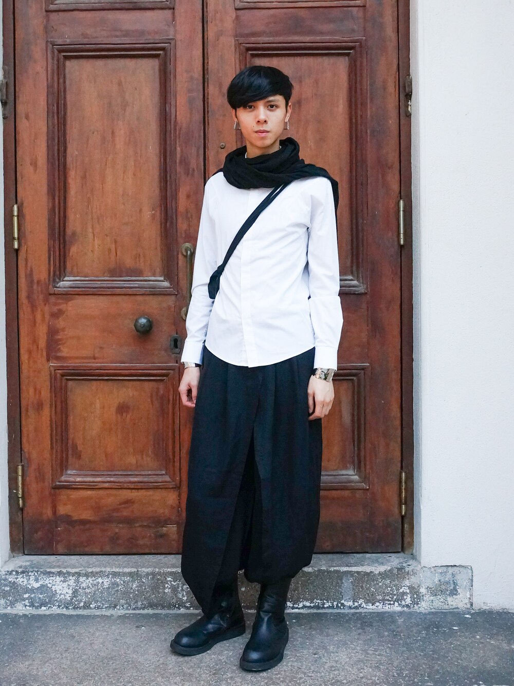 「Hong Kong、MENS、skirt、B&W、darkstyle、UNISEX」｜「Indu Hommeのアイテム（シャツ/ブラウス、ホワイト系）」を使った、Aaron Linason Lamさん（メンズ・175cm）の秋コーディネートの1枚目の写真