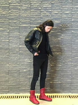 「red」｜「アイテム（ライダースジャケット）」を使った、Aaron Linason Lamさん（メンズ・178cm）の春コーディネート
