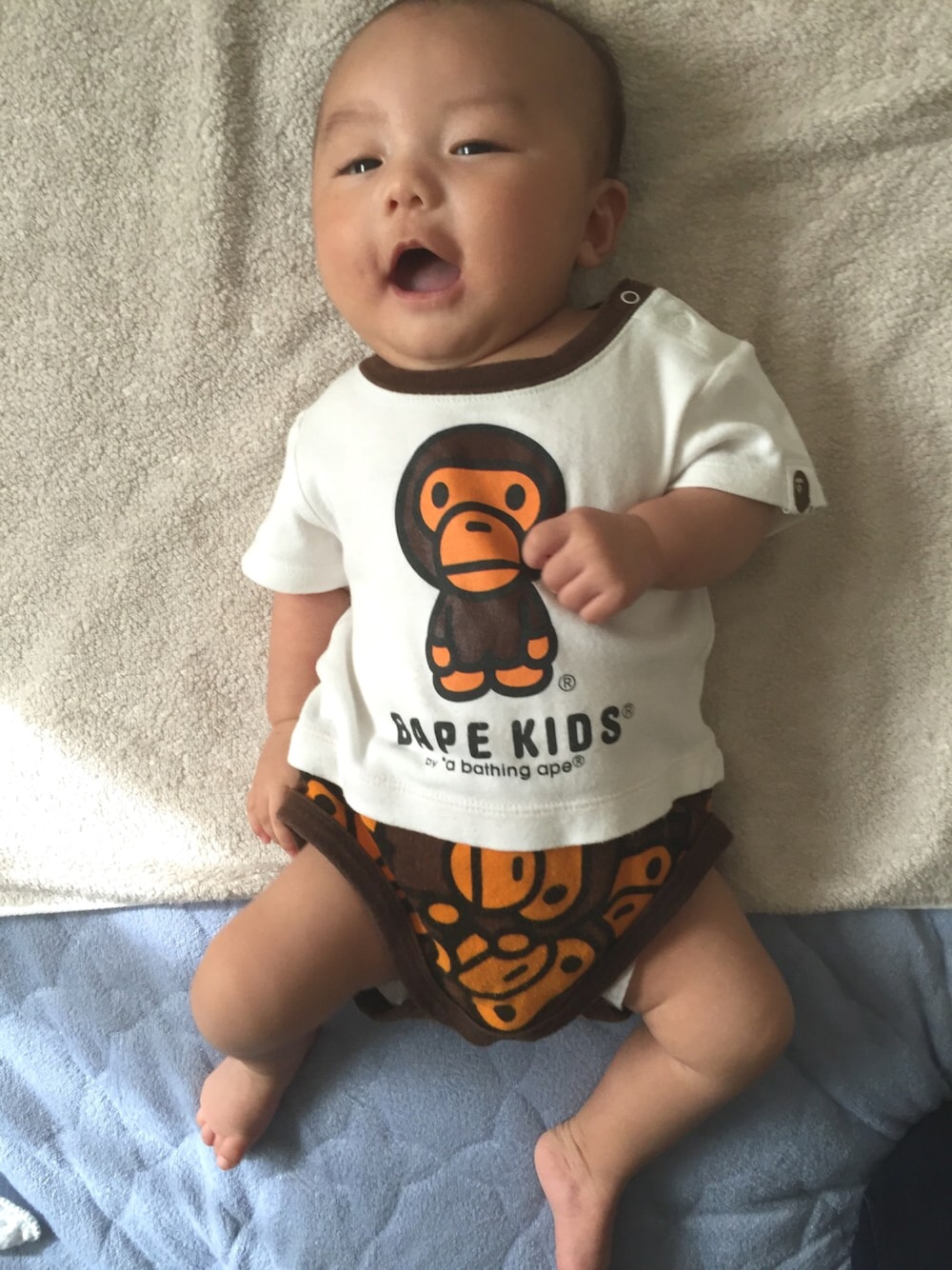A BATHING APE 迷彩柄ロンパース 1711286298.jpg