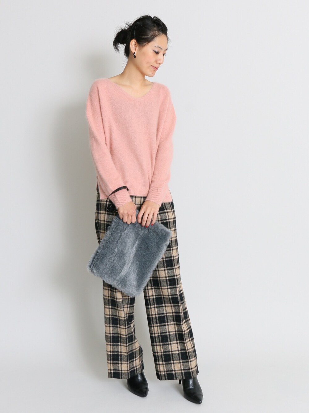 ピンク系のニット/セーター、ベージュ系のその他パンツ、グレー系のクラッチバッグを着用したレディースの秋コーディネートの1枚目の写真