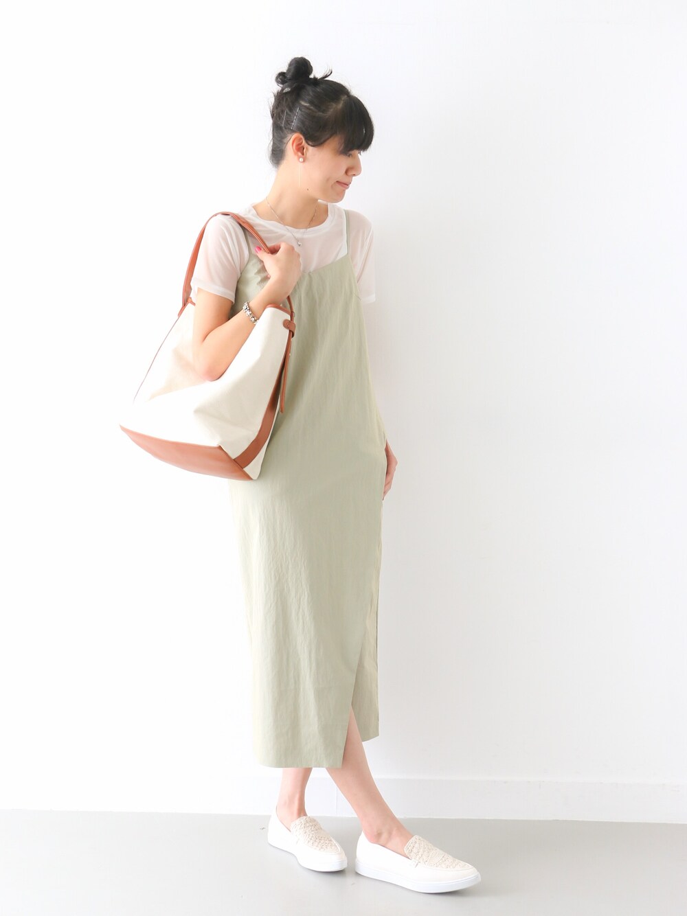 「大人カジュアル、ラフ、ootd、プチプラ、ワンピース、白Tシャツ、シースルー、トートバッグ、スニーカー、夏」｜「KBFの【予約】ラップキャミワンピース（ワンピース/ドレス、グリーン系）」を使った、☆シルビ☆さん（レディース・168cm）の夏コーディネートの1枚目の写真