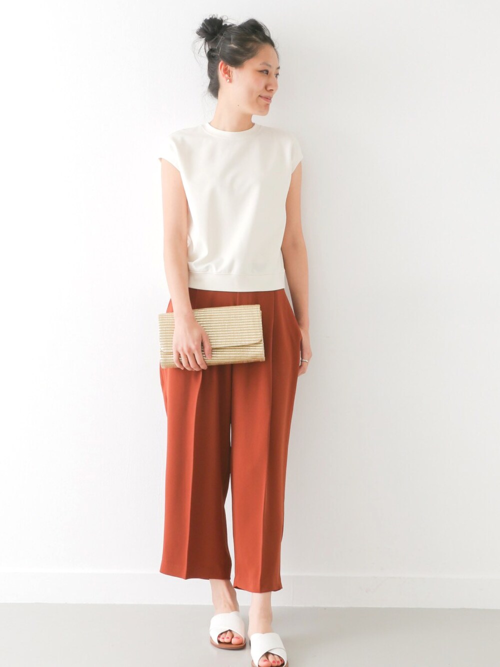 「大人カジュアル、夏、outfit、ノースリーブ、シンプル、サンダル、夏コーデ、白Tシャツ、プチプラ、クラッチバッグ」｜「URBAN RESEARCH ROSSO WOMENのROSSO フレンチスリーブプルオーバー（Tシャツ/カットソー、ホワイト系）」を使った、☆シルビ☆さん（レディース・168cm）の夏コーディネートの1枚目の写真