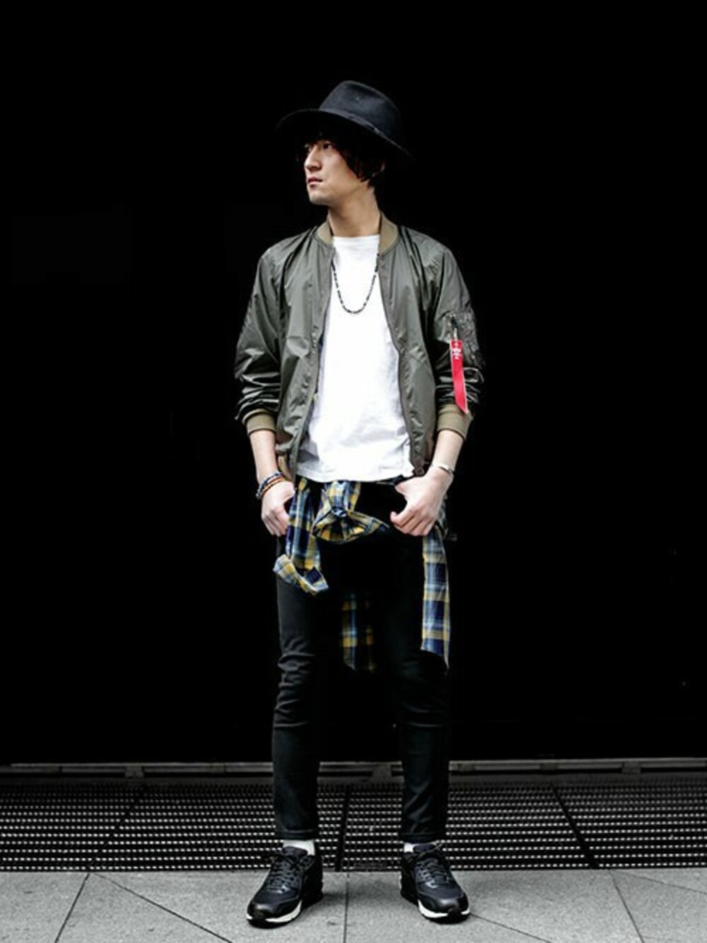 「NIKE、スキニーパンツ、MA-1、AIR MAX、ツバ広ハット、alphaindustries」｜「NANO universeのALPHA INDUSTRIES/別注リバーシブルMA-1（MA-1、グリーン系）」を使った、nano・universe men's STAFFさん（メンズ・173cm）の冬コーディネートの1枚目の写真