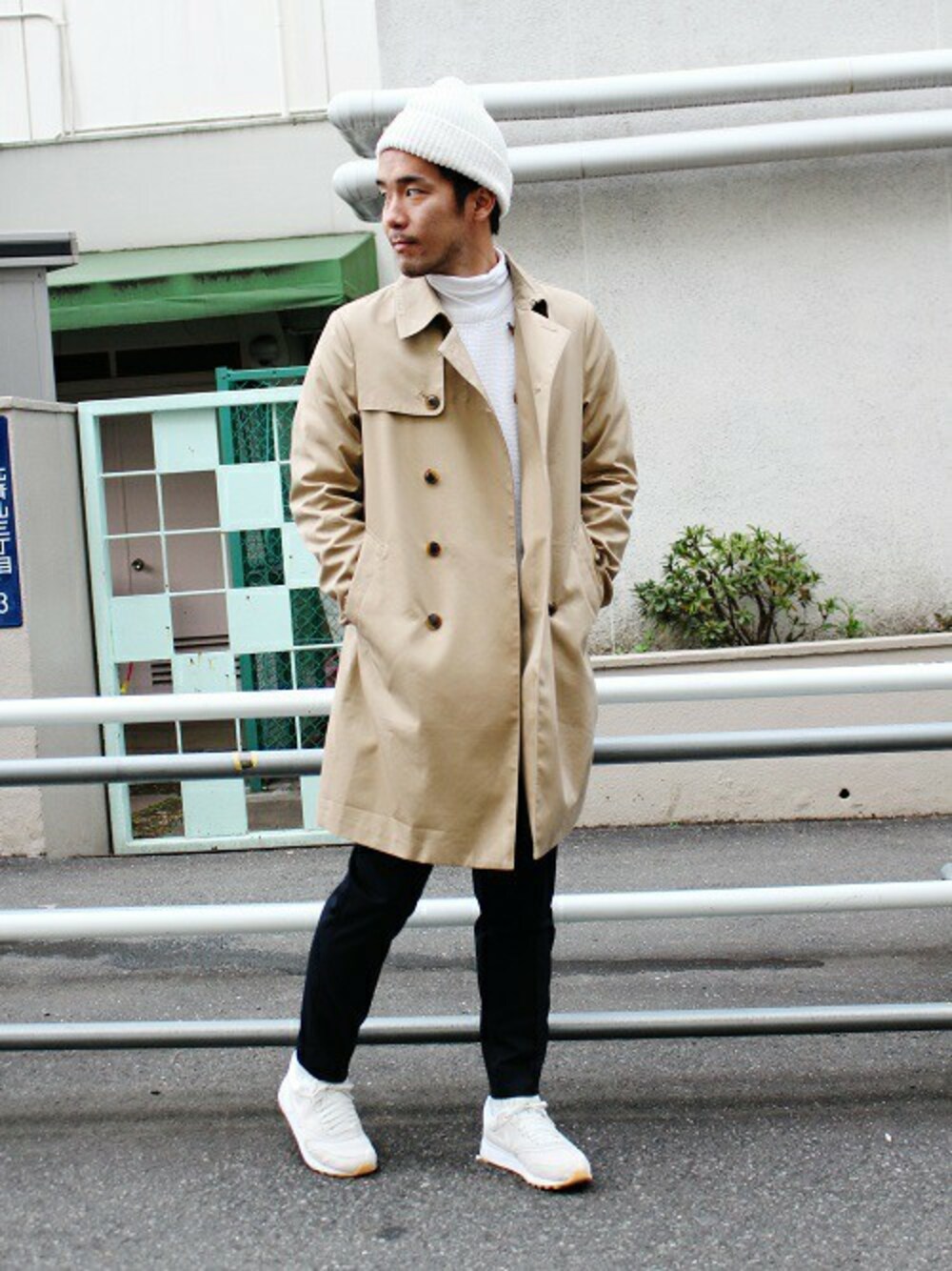 「スニーカー、トレンチコート、ニット帽、大人カジュアル、白ニット、きれいめカジュアル、春、スプリングコート、春ニット、tk.TAKEO KIKUCHI」｜「tk.TAKEO KIKUCHIのトレンチコート（トレンチコート、ベージュ系）」を使った、KISHIさん（メンズ・174cm）の冬コーディネートの1枚目の写真