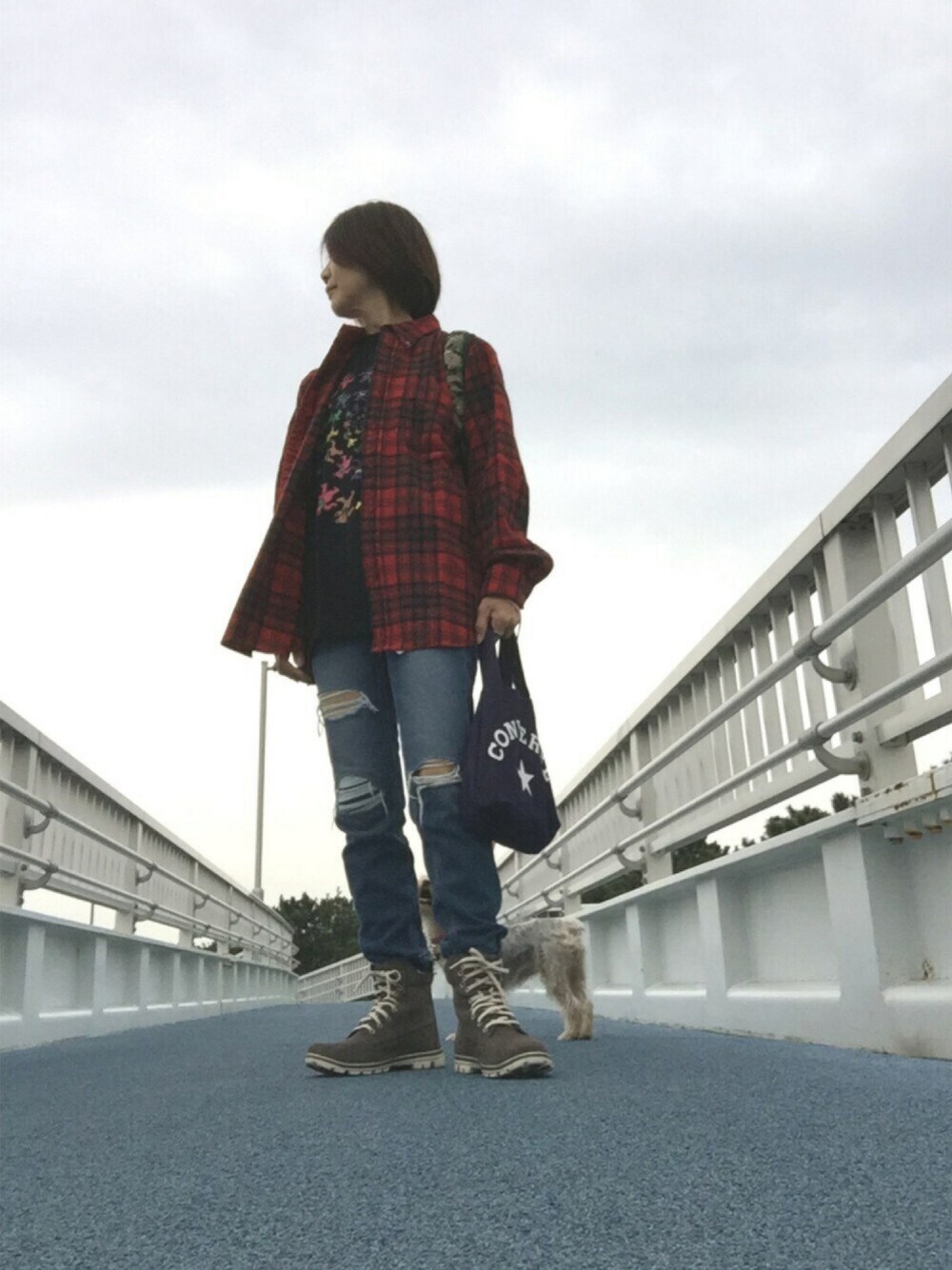 レッド系のシャツ/ブラウス、グレー系のブーツ、ブラック系のTシャツ/カットソーを着用したレディースの秋コーディネートの1枚目の写真