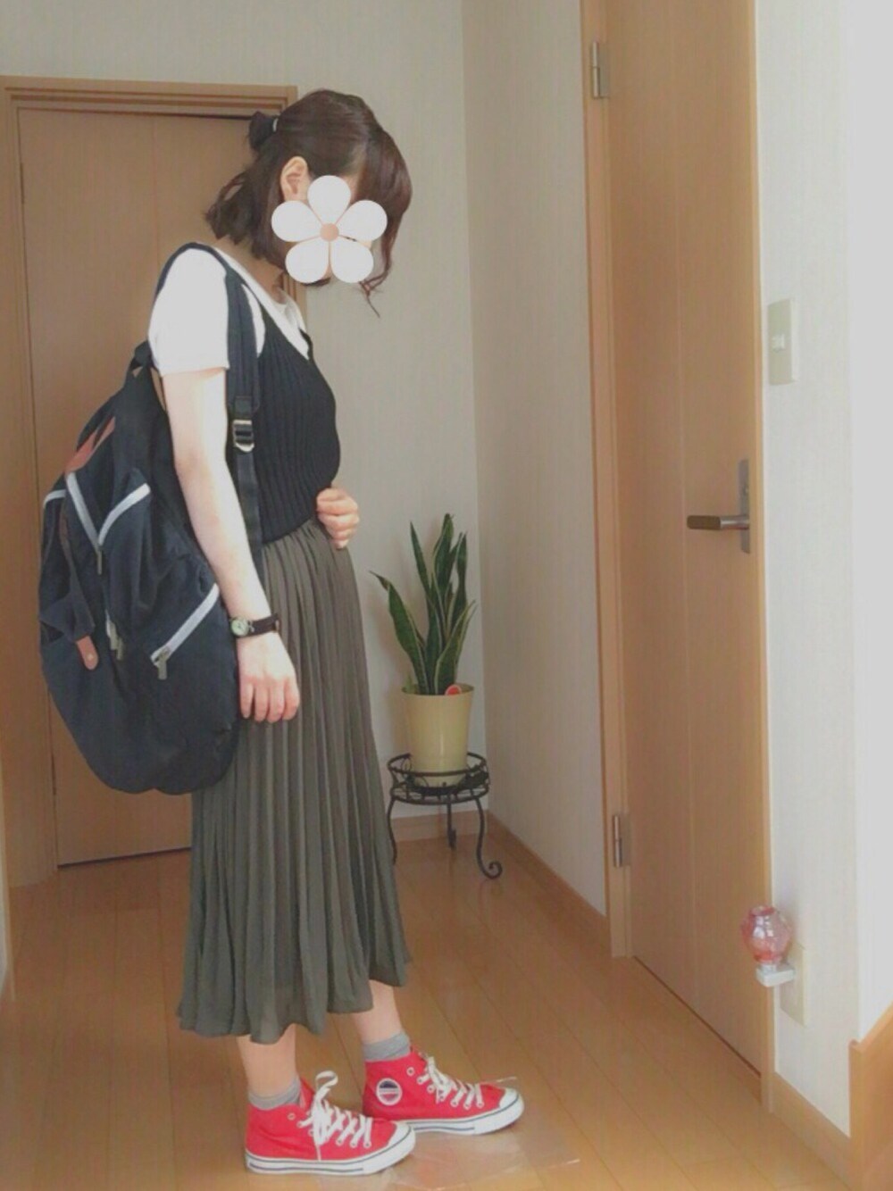 「夏、キャミソール、シンプル、コンバース、赤、カジュアル、チュールスカート、カーキ、プチプラ」｜「しまむらのアイテム（Tシャツ/カットソー、ブラック系）」を使った、ナツさん（レディース・158cm）の夏コーディネートの1枚目の写真