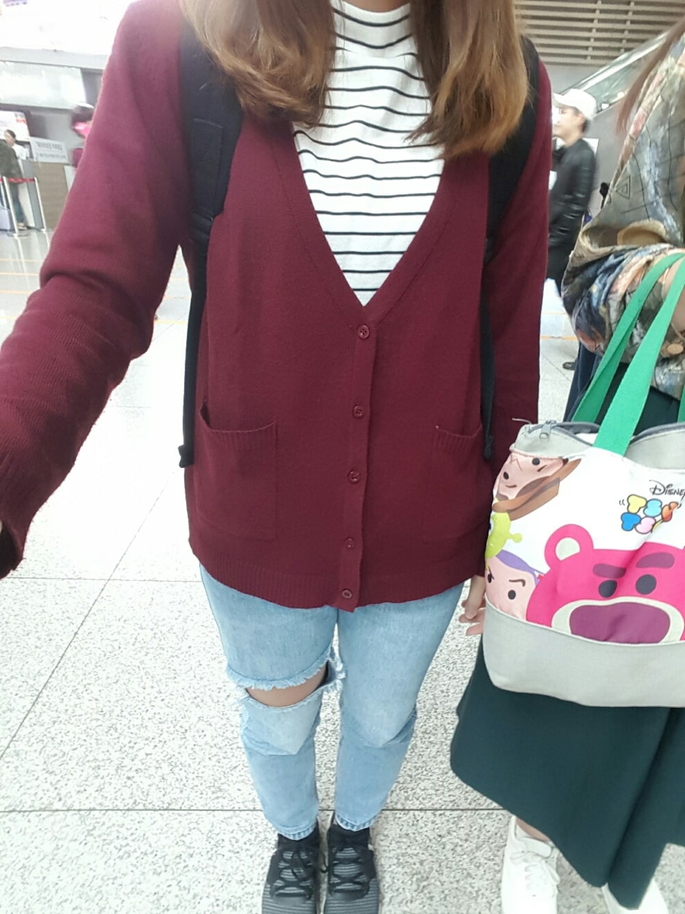 「PULL&BEARのアイテム（デニムパンツ、ブルー系）」を使った、LiWei  Lin さん（レディース・159cm）の秋コーディネートの1枚目の写真