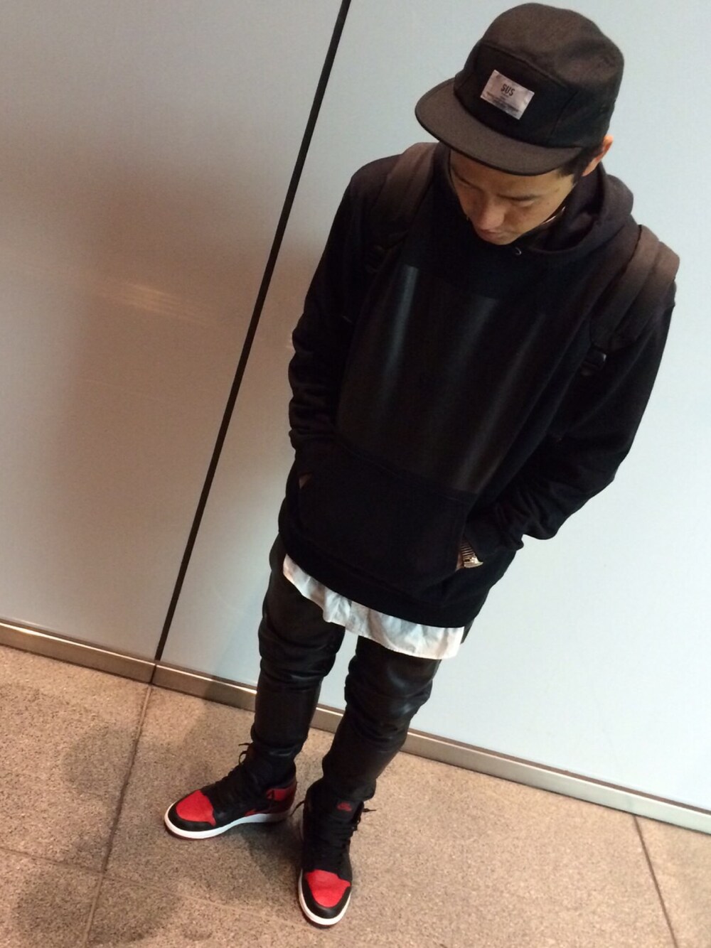 「原宿、AIR JORDAN、airjordan1」｜「susのアイテム（トップス、ブラック系）」を使った、kenny0804さん（メンズ・173cm）の冬コーディネートの1枚目の写真