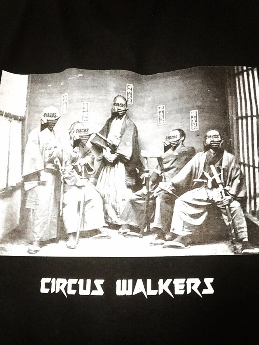 ブラック系のTシャツ/カットソーを着用したメンズの夏コーディネートの1枚目の写真