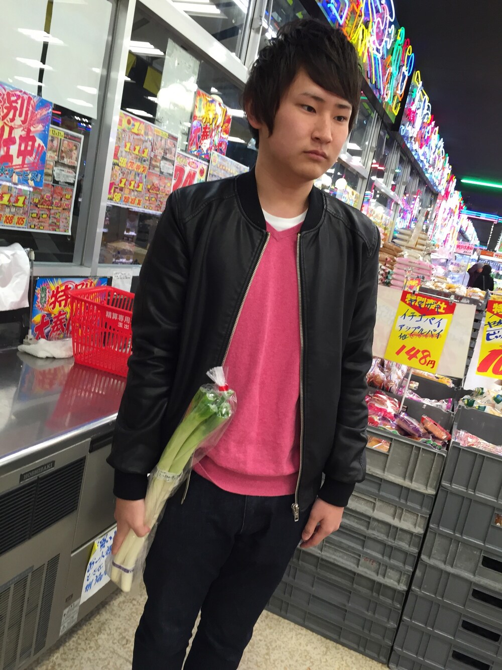 「ネギ、ネタでしかない、玉出、スーパー、レザーMA-1」｜「UNIQLOのアイテム（Tシャツ/カットソー、ピンク系）」を使った、みかみけんたさん（メンズ・175cm）の春コーディネートの1枚目の写真