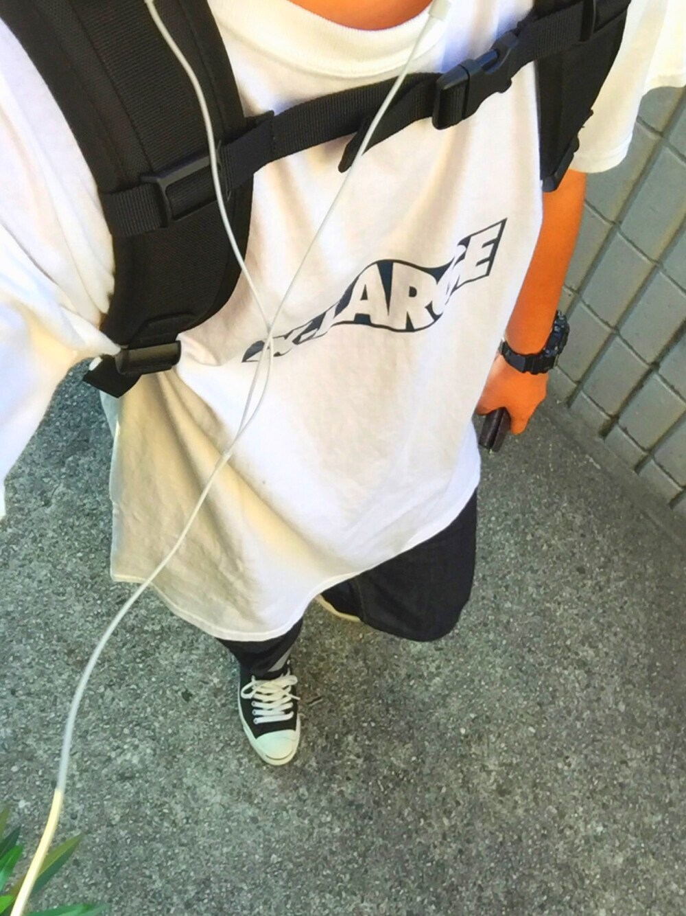「XLARGE、UNIQLO、ユニクロ、エクストララージ、X-LARGE、ストリート、コンバース、ジャックパーセル、G-SHOCK、undefeated」｜「XLARGEのSS TEE OLD LOGO 1993（Tシャツ/カットソー、ホワイト系）」を使った、みかみけんたさん（メンズ・176cm）の夏コーディネートの1枚目の写真