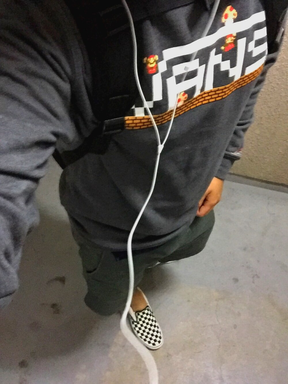 「nintendo、任天堂、VANS Nintendo、バンズ任天堂、秋のコーデ」｜「VANSのVANS / SLIP ON 15FW（スニーカー、その他）」を使った、みかみけんたさん（メンズ・176cm）の秋コーディネートの1枚目の写真