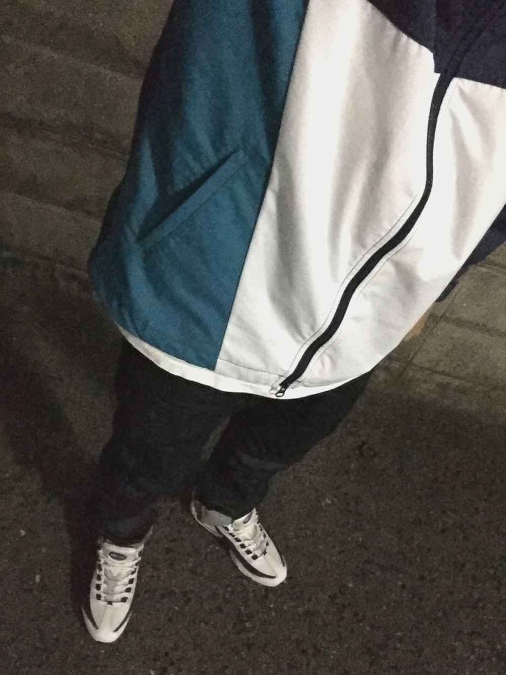 「エアマックス、エアマックス95、airmax、airmax95、ナイロンジャケット、ストリート、ストリート系、色合わせ」｜「NIKEのアイテム（スニーカー、ブルー系）」を使った、みかみけんたさん（メンズ・176cm）の秋コーディネートの1枚目の写真