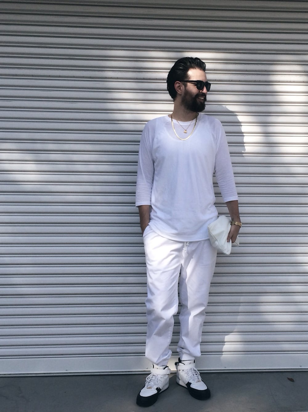 「American Apparel、white、ALLWHITE、NIKE、Jordan、airforce1、gold、beard」｜「American Apparelのアイテム（Tシャツ/カットソー、ホワイト系）」を使った、Shin Leo Kimuraさん（メンズ・189cm）の秋コーディネートの1枚目の写真
