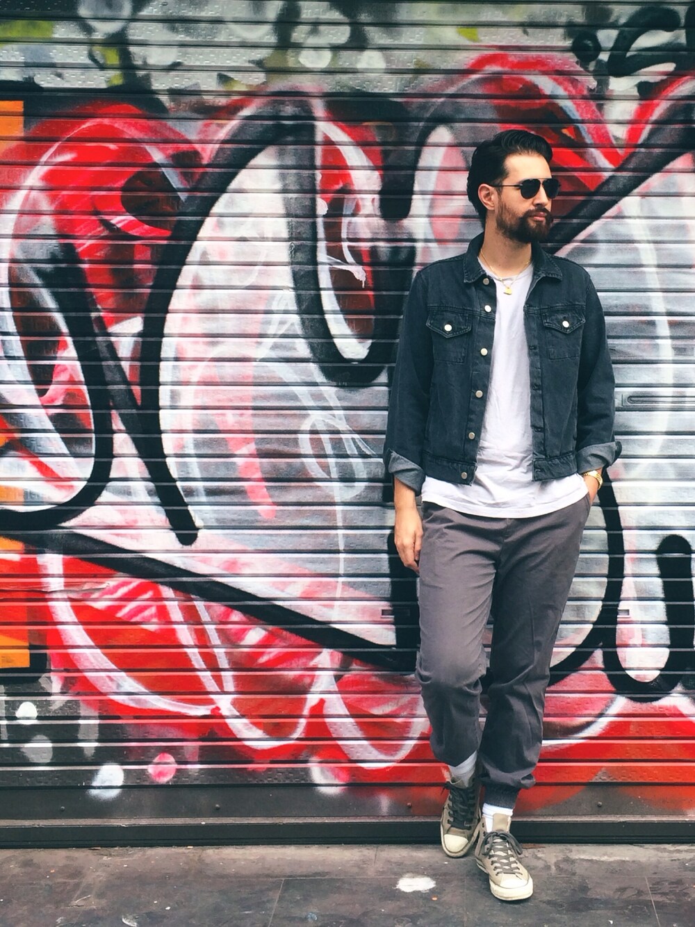 「American Apparel、VANS、denim jacket、black、gray、gold、beard、CONVERS」｜「American Apparelのアイテム（Tシャツ/カットソー、グレー系）」を使った、Shin Leo Kimuraさん（メンズ・189cm）の秋コーディネートの1枚目の写真