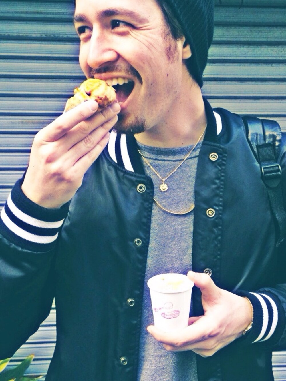 「American Apparel、black、gray、gold、beard、coffee、smile」｜「American Apparelのアイテム（スウェット、グレー系）」を使った、Shin Leo Kimuraさん（メンズ・189cm）の秋コーディネートの1枚目の写真