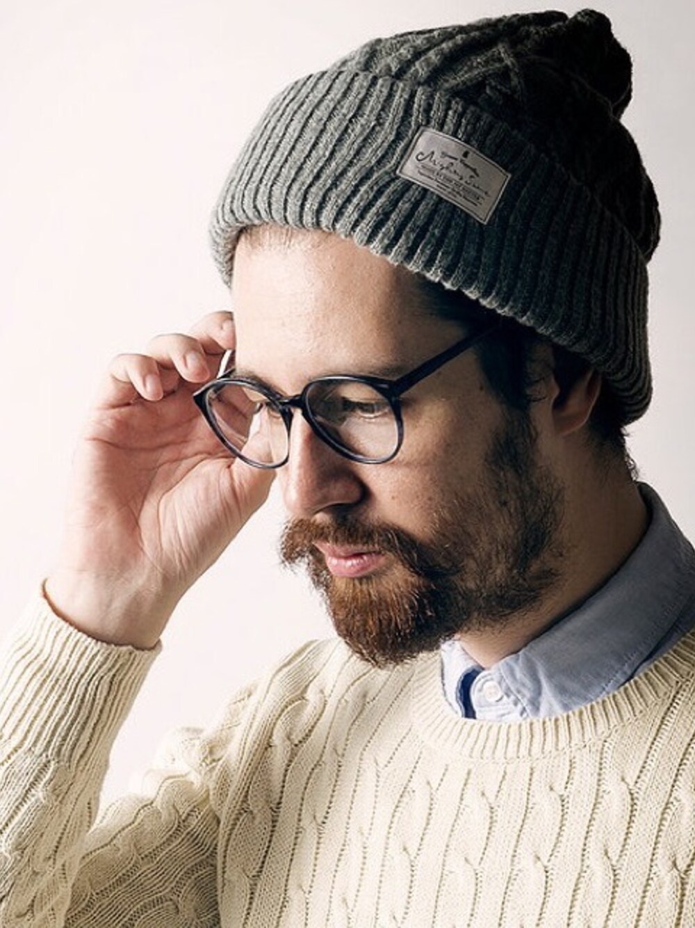 「knit、beanie、vintage、eyewear、Cable Knit、shirts、American Apparel、mighty shine、beard、men」｜「Mighty Shineのアイテム（ニットキャップ/ビーニー、グレー系）」を使った、Shin Leo Kimuraさん（メンズ・189cm）の冬コーディネートの1枚目の写真