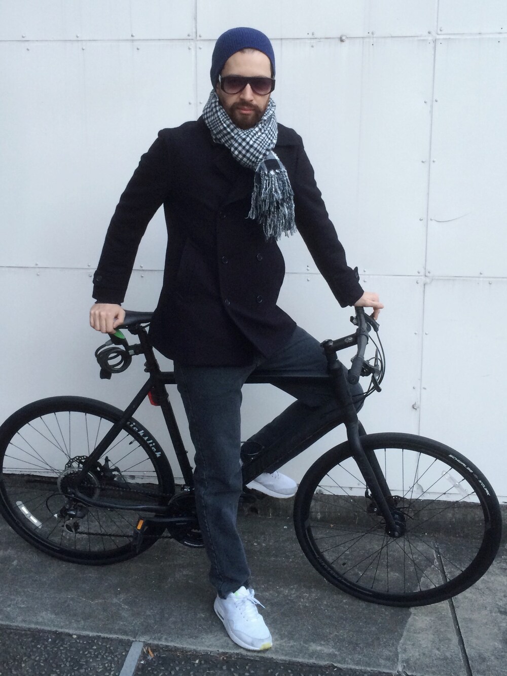 「American Apparel、NIKE、ATTACHMENT、vintage、beanie、peacoat、denim、Sunglasses、bike」｜「UNIQLOのPea coat / Navy」を使った、Shin Leo Kimuraさん（メンズ・189cm）の冬コーディネートの1枚目の写真