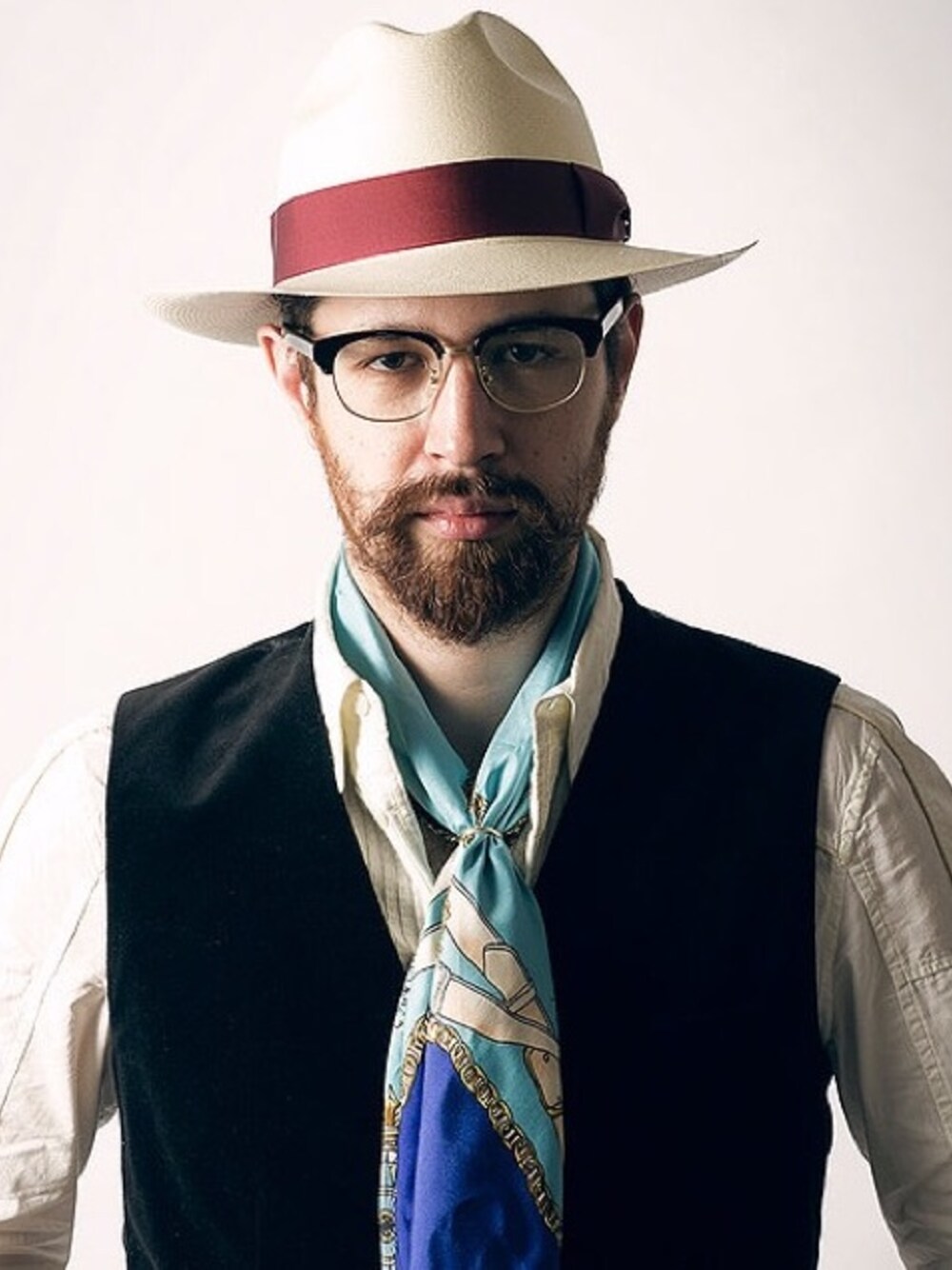 「panama hat 、eyewear、shirts、vest、stole、vintage、beard、men」｜「Mighty Shineのアイテム（ハット、ホワイト系）」を使った、Shin Leo Kimuraさん（メンズ・189cm）の冬コーディネートの1枚目の写真