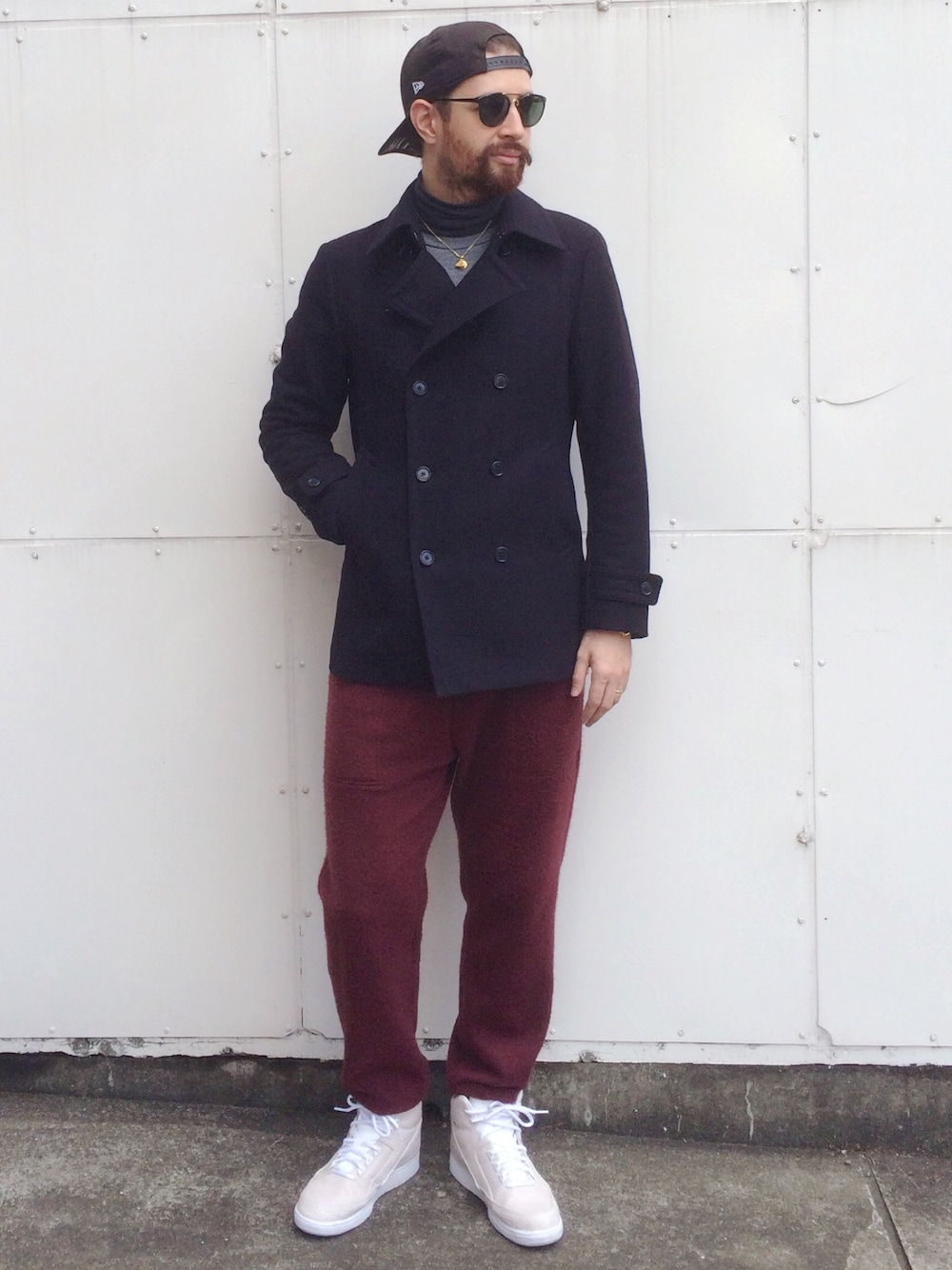 「American Apparel、NEW ERA、NIKE、air python、Sunglasses、Pea Coat、sneakers、men、beard、SPORTS MIX」｜「NEW ERAのアイテム（キャップ、ブラック系）」を使った、Shin Leo Kimuraさん（メンズ・189cm）の冬コーディネートの1枚目の写真