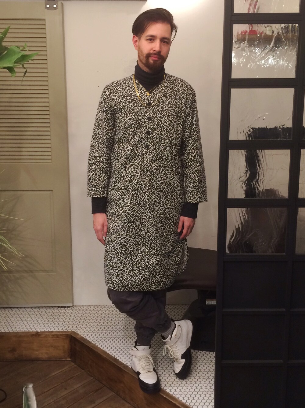 「American Apparel、Nathalie Du Pasquier、Arabian、NIKE、Jordan、men、sneakers、gold、pajama」｜「American ApparelのAmerican Apparel x Nathalie Du Pasquier 
Pajama Gown（シャツ/ブラウス、ブラック系）」を使った、Shin Leo Kimuraさん（メンズ・189cm）の冬コーディネートの1枚目の写真