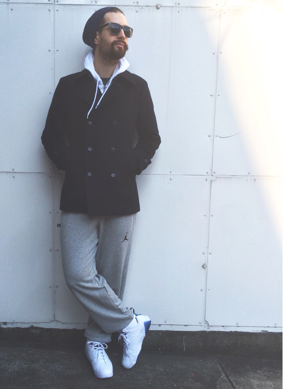 「NIKE、AIR JORDAN、American Apparel、UNIQLO、sporty、SPORTS MIX、Pea Coat、Sunglasses、beanie、sneakers」｜「UNKNOWN.のアイテム（ニットキャップ/ビーニー、ブルー系）」を使った、Shin Leo Kimuraさん（メンズ・189cm）の冬コーディネートの1枚目の写真