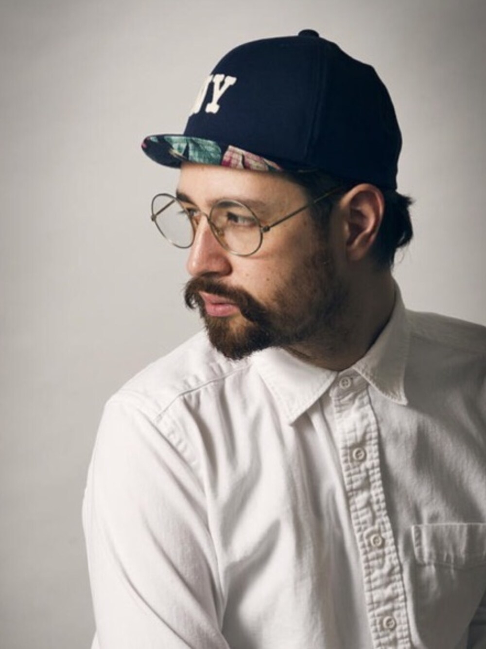 「CAP、shirts、men、eyewear、vintage、beard、mighty shine」｜「Mighty ShineのUmpire Cap（キャップ、ブルー系）」を使った、Shin Leo Kimuraさん（メンズ・189cm）の春コーディネートの1枚目の写真