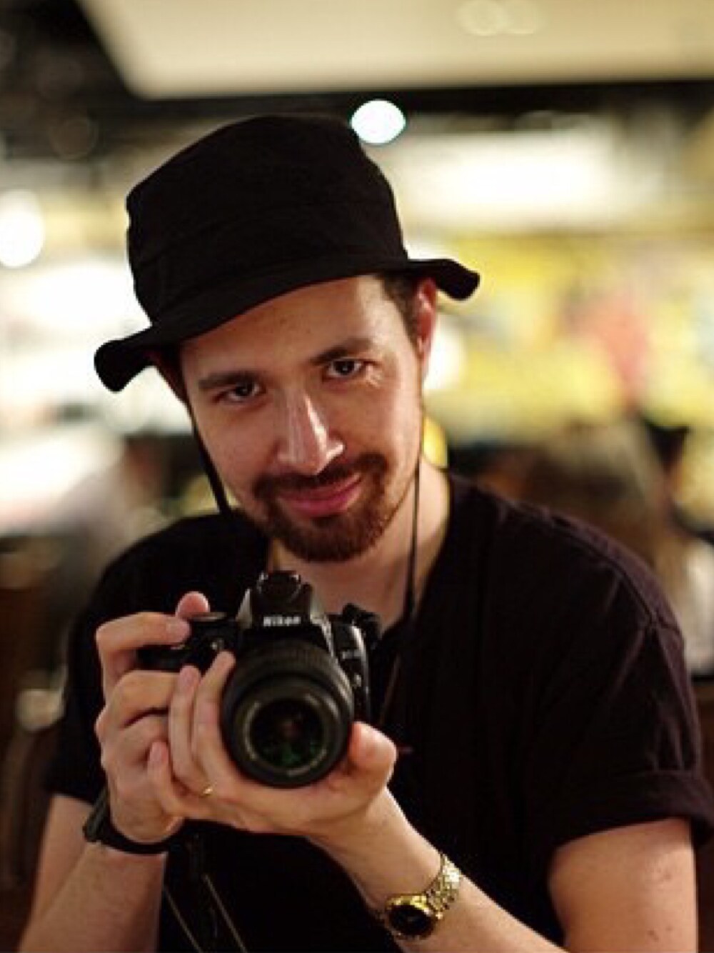 「black、hat、military、Tシャツ、camera、beard、men、American Apparel」｜「MILITARYのアイテム（ハット、ブラック系）」を使った、Shin Leo Kimuraさん（メンズ・189cm）の春コーディネートの1枚目の写真