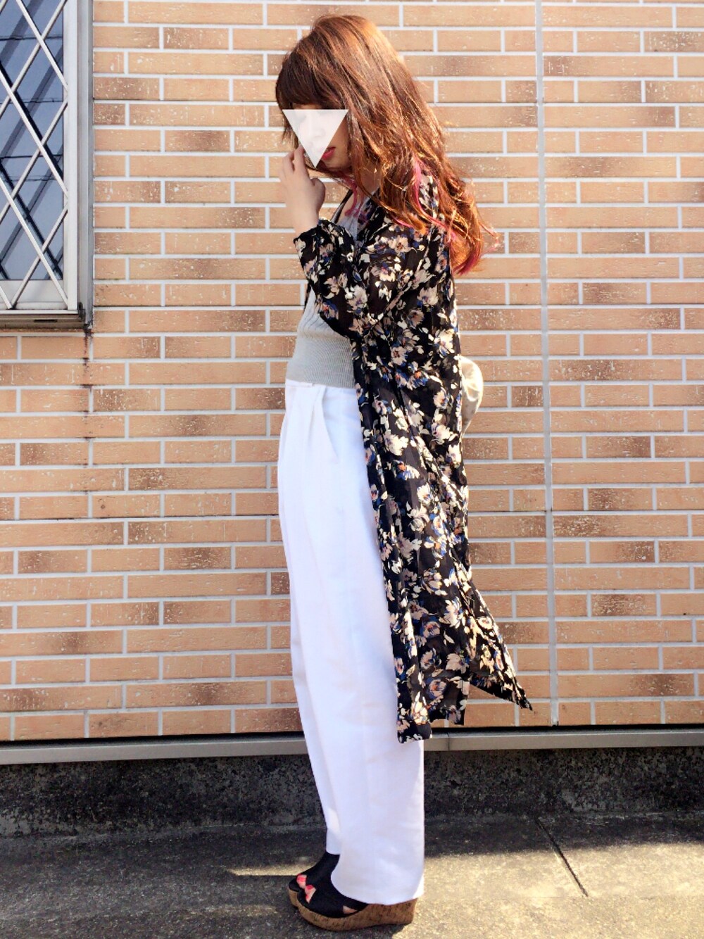 「GU、ホワイトパンツ、ロングカーディガン、花柄、ニットキャミソール」｜「GUのアイテム（キャミソール、ブルー系）」を使った、MIRUさん（レディース・148cm）の春コーディネートの1枚目の写真