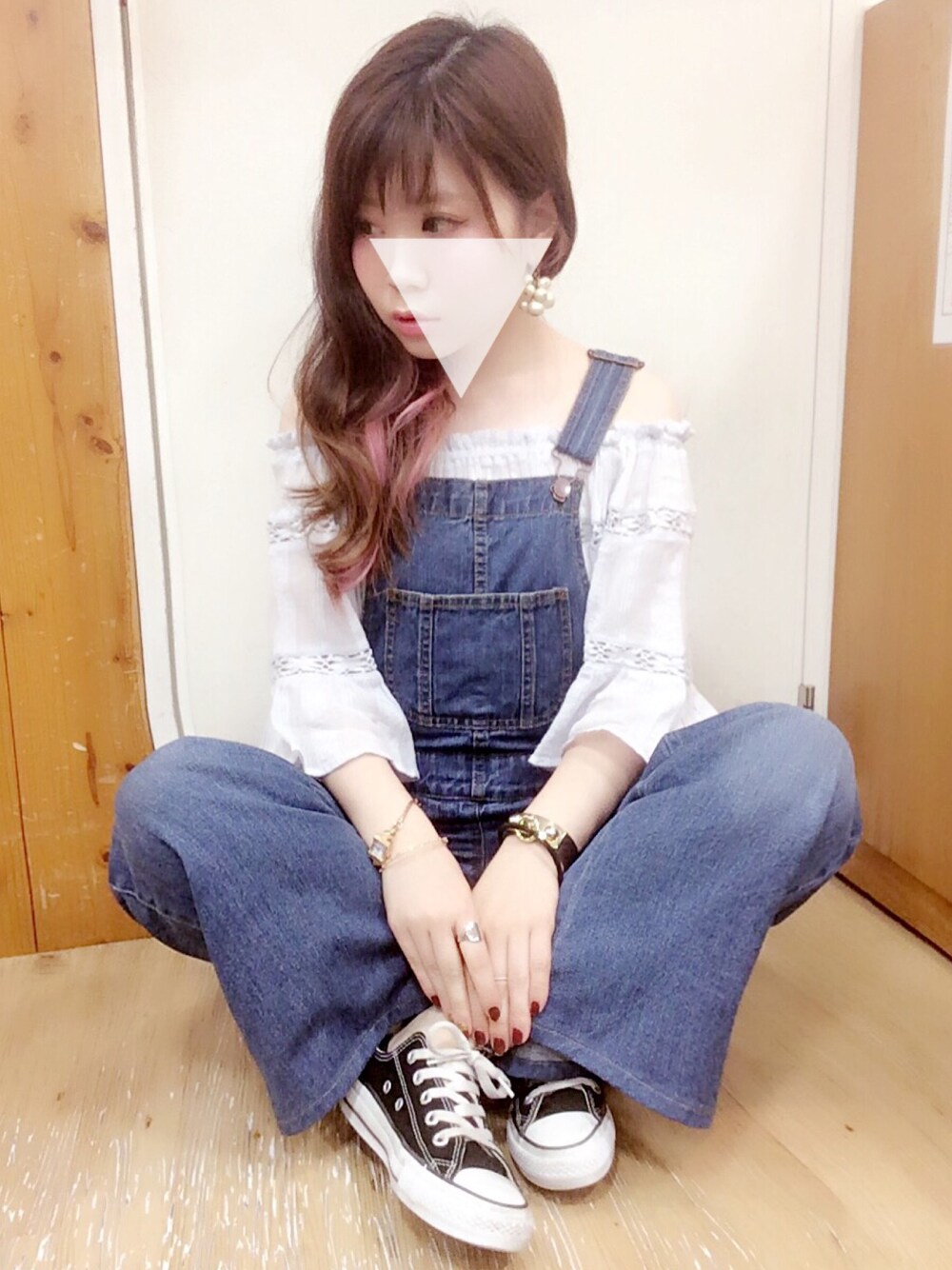 「オフショル、ライトブルー、サロペット、GU、コンバース」｜「ADAM ET ROPE'のアイテム（ピアス（両耳用）、ホワイト系）」を使った、MIRUさん（レディース・148cm）の夏コーディネートの1枚目の写真
