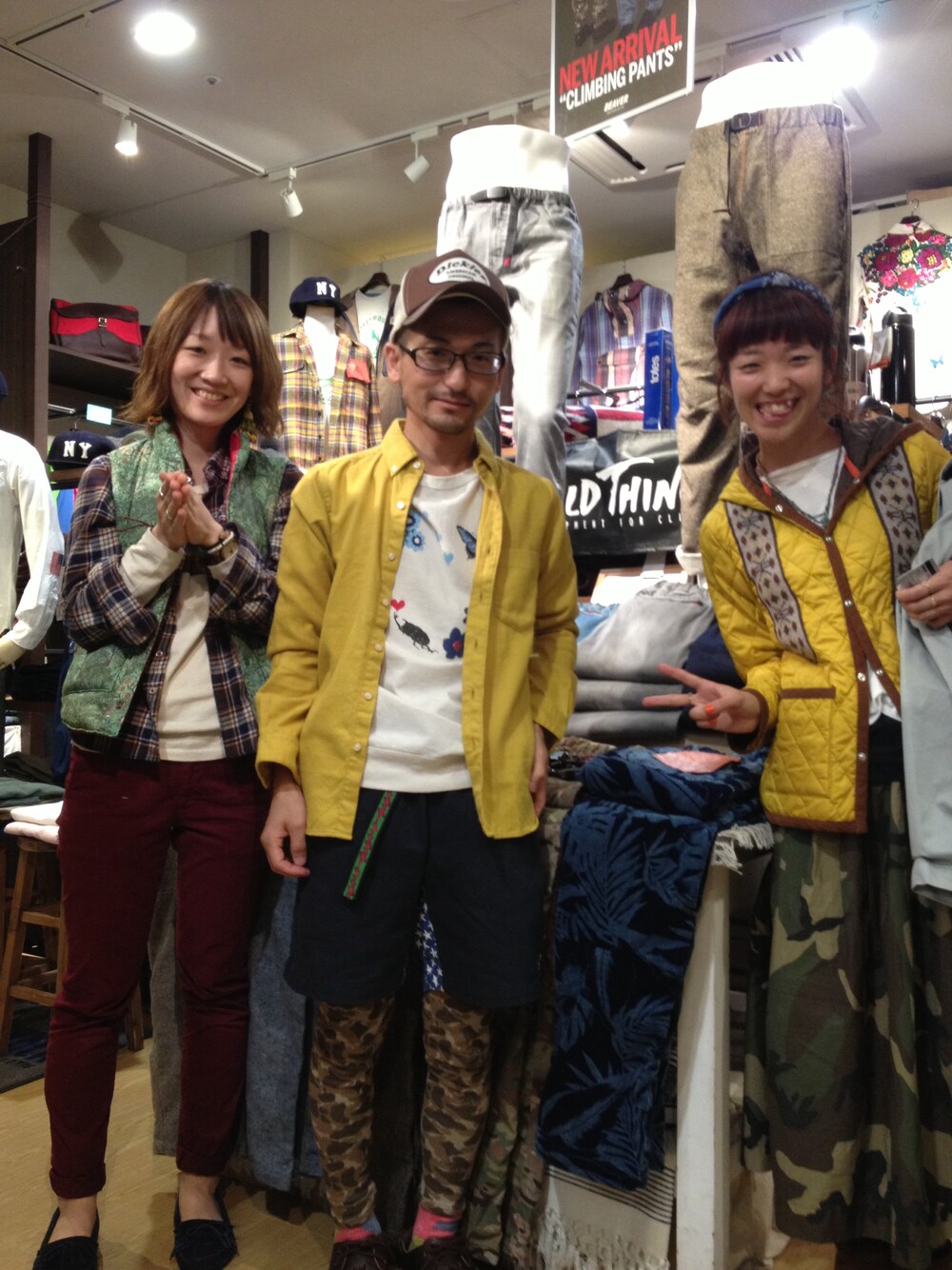 シャツ/ブラウス、チノパンツ、その他シューズを着用したメンズの冬コーディネートの1枚目の写真