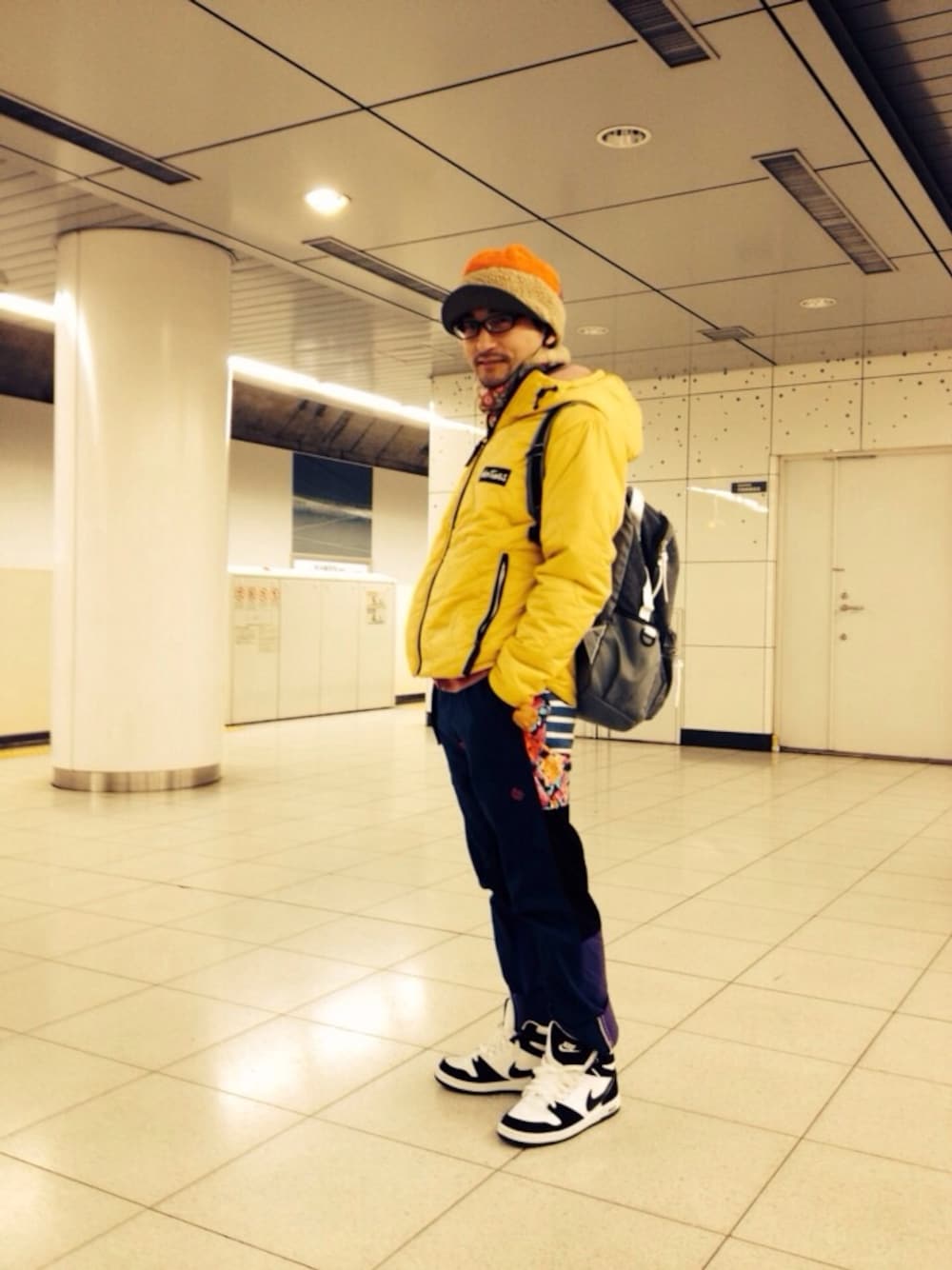 「ALDIES、WILDTHINGS」｜「WILD THINGSのHOODED PRIMALOFT JACKET（ダウンジャケット/コート、イエロー系）」を使った、po-coさん（メンズ・160cm）の冬コーディネートの1枚目の写真