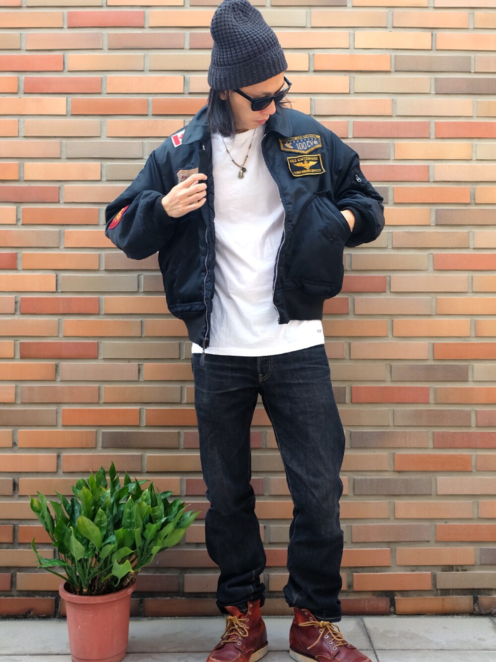 ブルー系のデニムパンツ、ホワイト系のTシャツ/カットソー、ブラウン系のブーツを着用したメンズの秋コーディネートの1枚目の写真