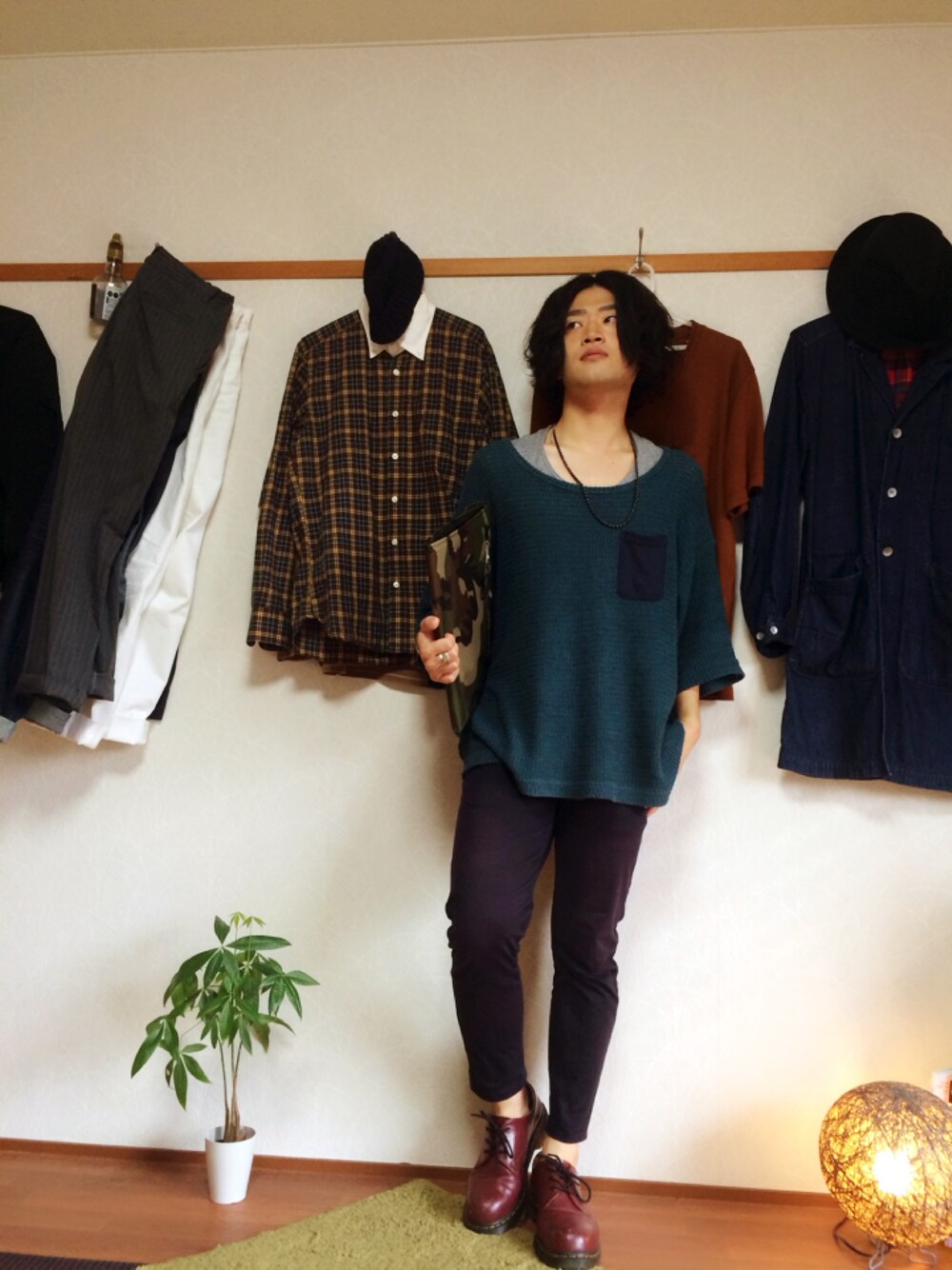 「秋のコーデ、モードカジュアル、ドルマンニット、Dr.Martens、SHAREEF、レイヤード、クラッチバック」｜「SHAREEFのRUSSELL BIG PULLOVER（ニット/セーター、グリーン系）」を使った、Berrychanさん（メンズ・172cm）の秋コーディネートの1枚目の写真