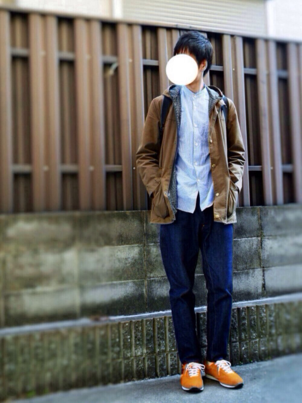 「スニーカー、春コーデ、春、シャツ、ストライプ、デニム、リュック、青、オレンジ」｜「Barbourのアイテム（その他アウター、グリーン系）」を使った、にこさん（メンズ・185cm）の春コーディネートの1枚目の写真