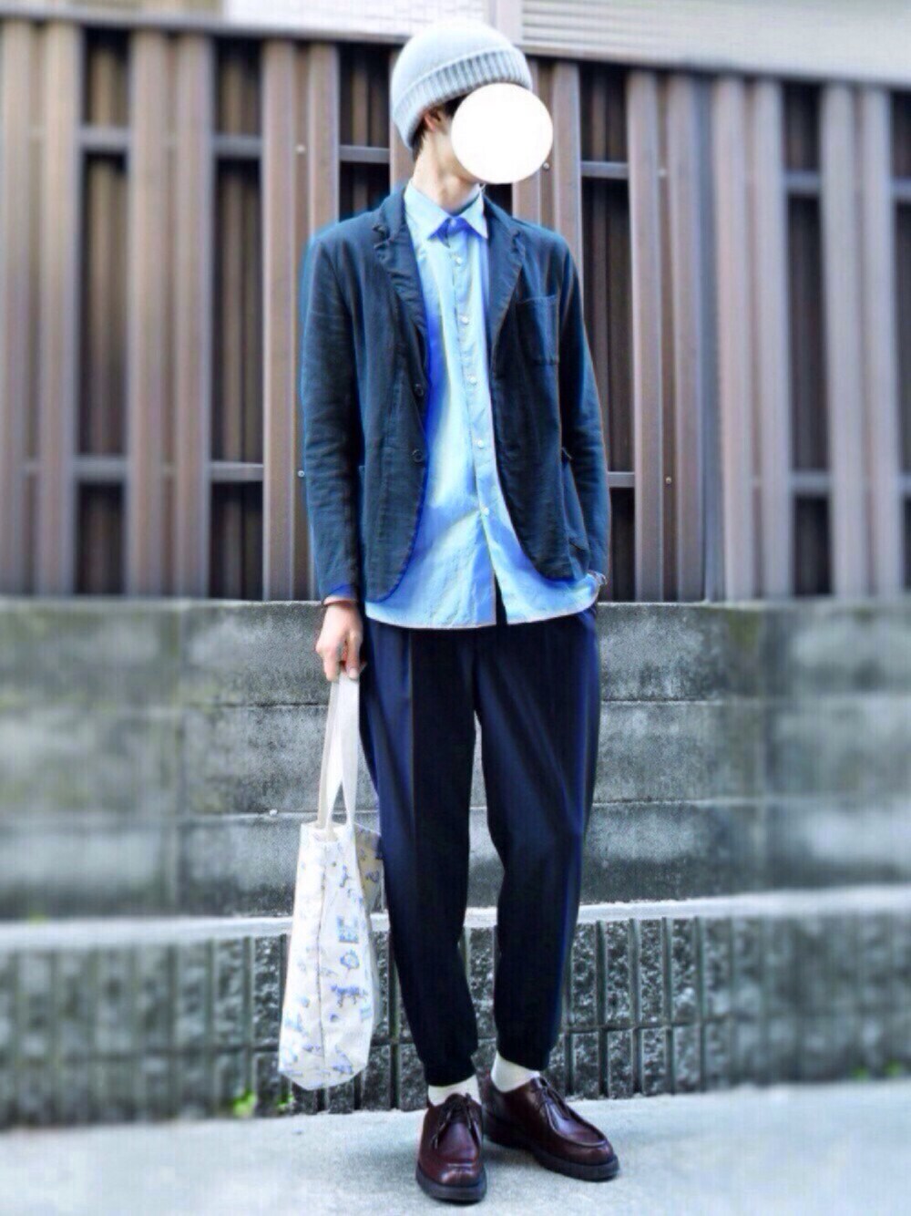 ブラック系のテーラードジャケット、ブラック系のその他パンツ、ブラウン系のモカシン/デッキシューズを着用したメンズの春コーディネートの1枚目の写真