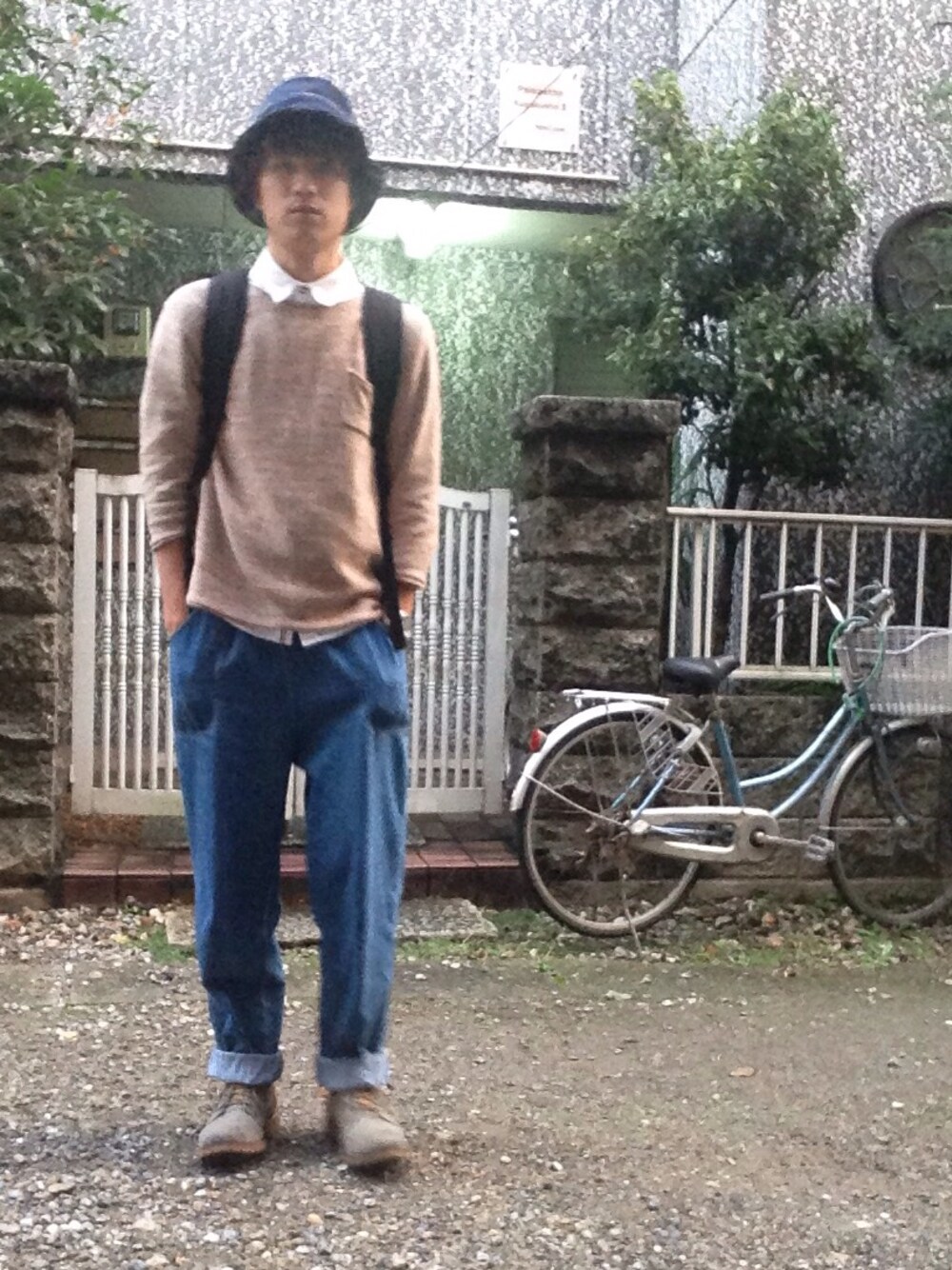 「古着、used、バケットハット、Timberland、ブーツ、ciaopanic、ドルチェ＆ガッバーナ、ベージュのニット」｜「LACOSTEのアイテム（ハット、ブラック系）」を使った、たぐっしゅーさん（メンズ・174cm）の秋コーディネートの1枚目の写真