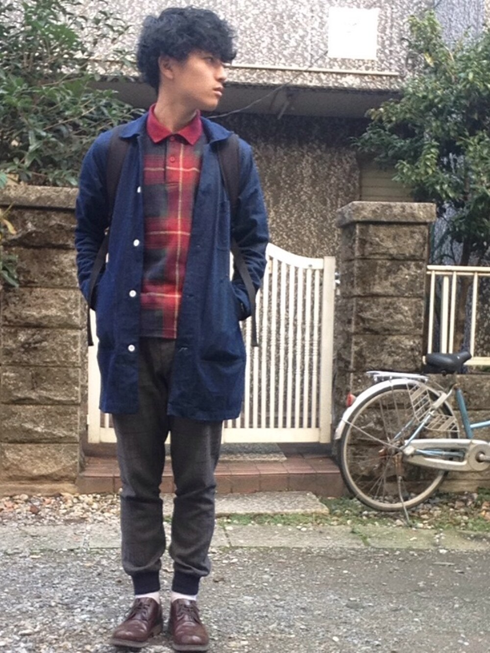 「リブパンツ、デニム、チェスターコート、ポロシャツ、革靴、STUDIOUS、黒髪、赤いチェックシャツ、ウィンドウペン、ステンカラーコート」｜「POLO RALPH LAURENのアイテム（ポロシャツ、レッド系）」を使った、たぐっしゅーさん（メンズ・174cm）の秋コーディネートの1枚目の写真