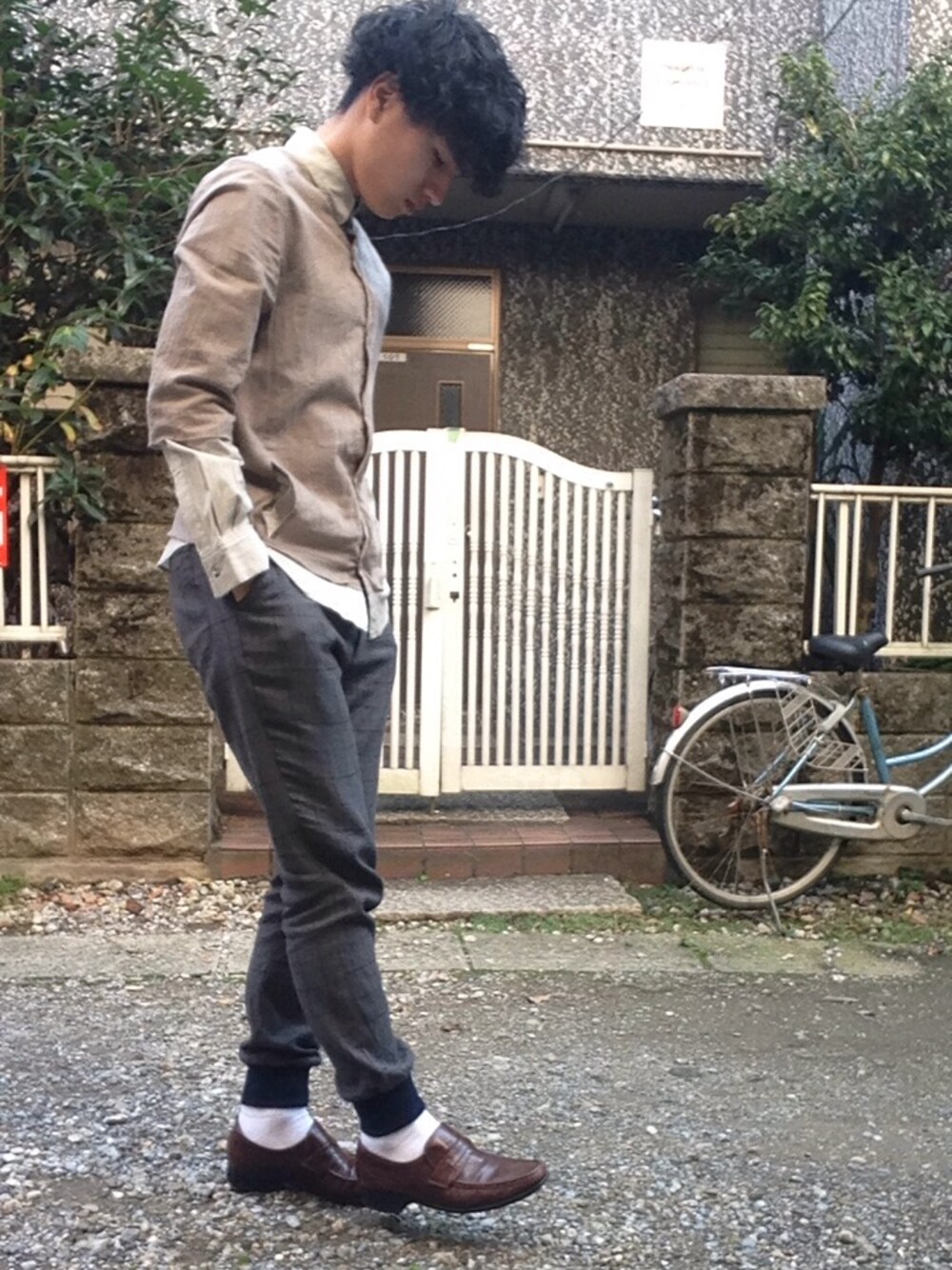 「リブパンツ、STUDIOUS、ローファー、ウィンドウペン」｜「STUDIOUSのアイテム（シャツ/ブラウス、ベージュ系）」を使った、たぐっしゅーさん（メンズ・174cm）の秋コーディネートの1枚目の写真