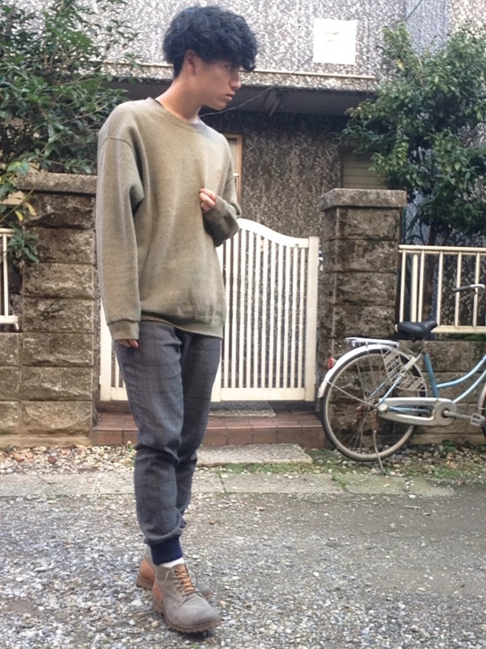 「リブパンツ、スウェット、ブーツ、STUDIOUS、LEE、Timberland、オーバーサイズ、編み上げブーツ、ウィンドウペン」｜「Leeのアイテム（スウェット、ベージュ系）」を使った、たぐっしゅーさん（メンズ・174cm）の秋コーディネートの1枚目の写真