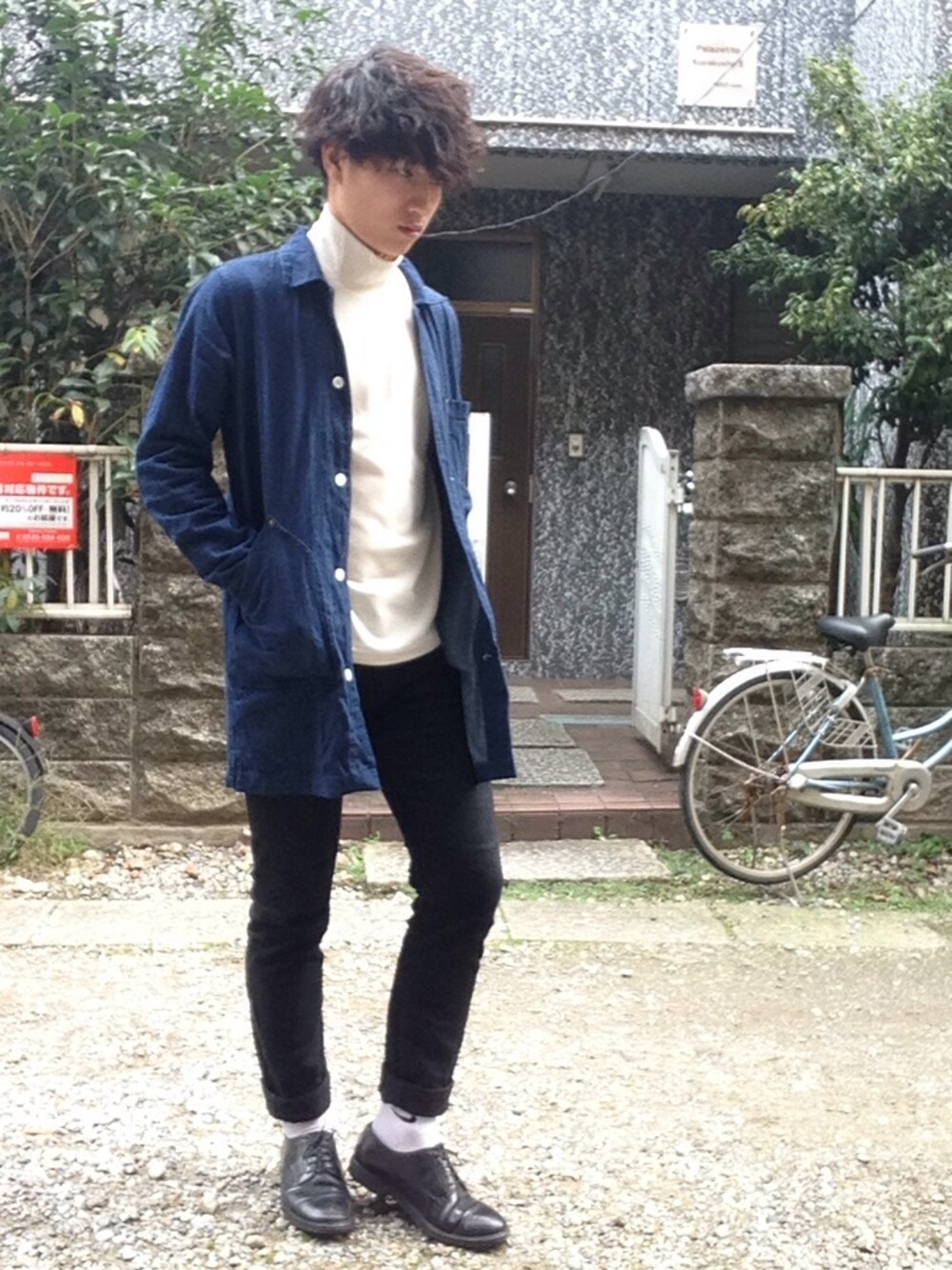 「ステンカラーコート、白タートルネック、黒スキニー、UNIQLO、黒髪、白ソックス、白ニット」｜「VINTAGEのアイテム（チェスターコート、ブルー系）」を使った、たぐっしゅーさん（メンズ・174cm）の秋コーディネートの1枚目の写真